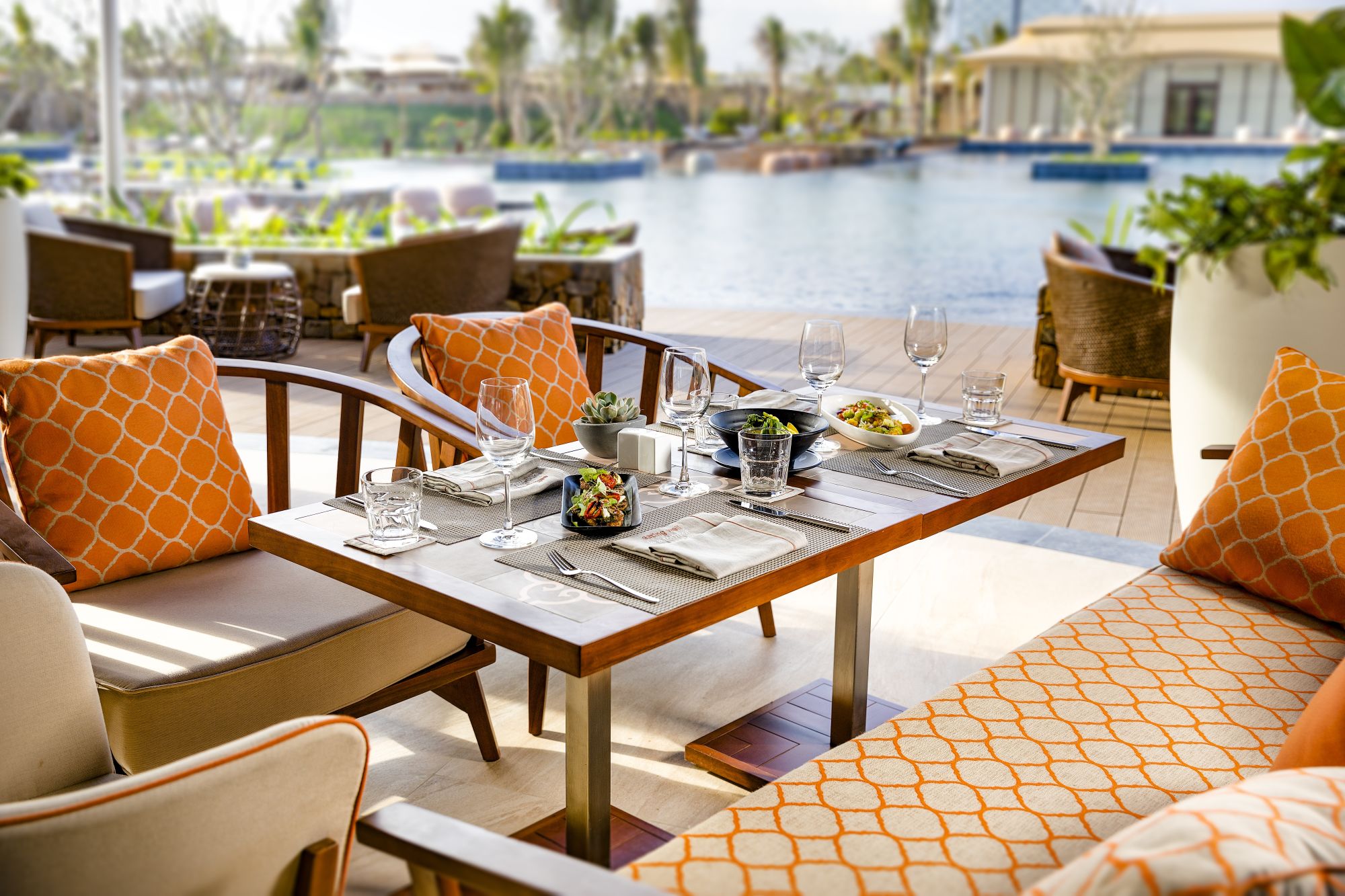 Fusion Resort Cam Ranh à Nha Trang: Breeze Bar & Restaurant next to Hideaway Pool