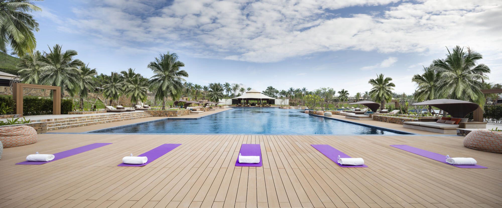 Fusion Resort Cam Ranh à Nha Trang: yoga at the pool
