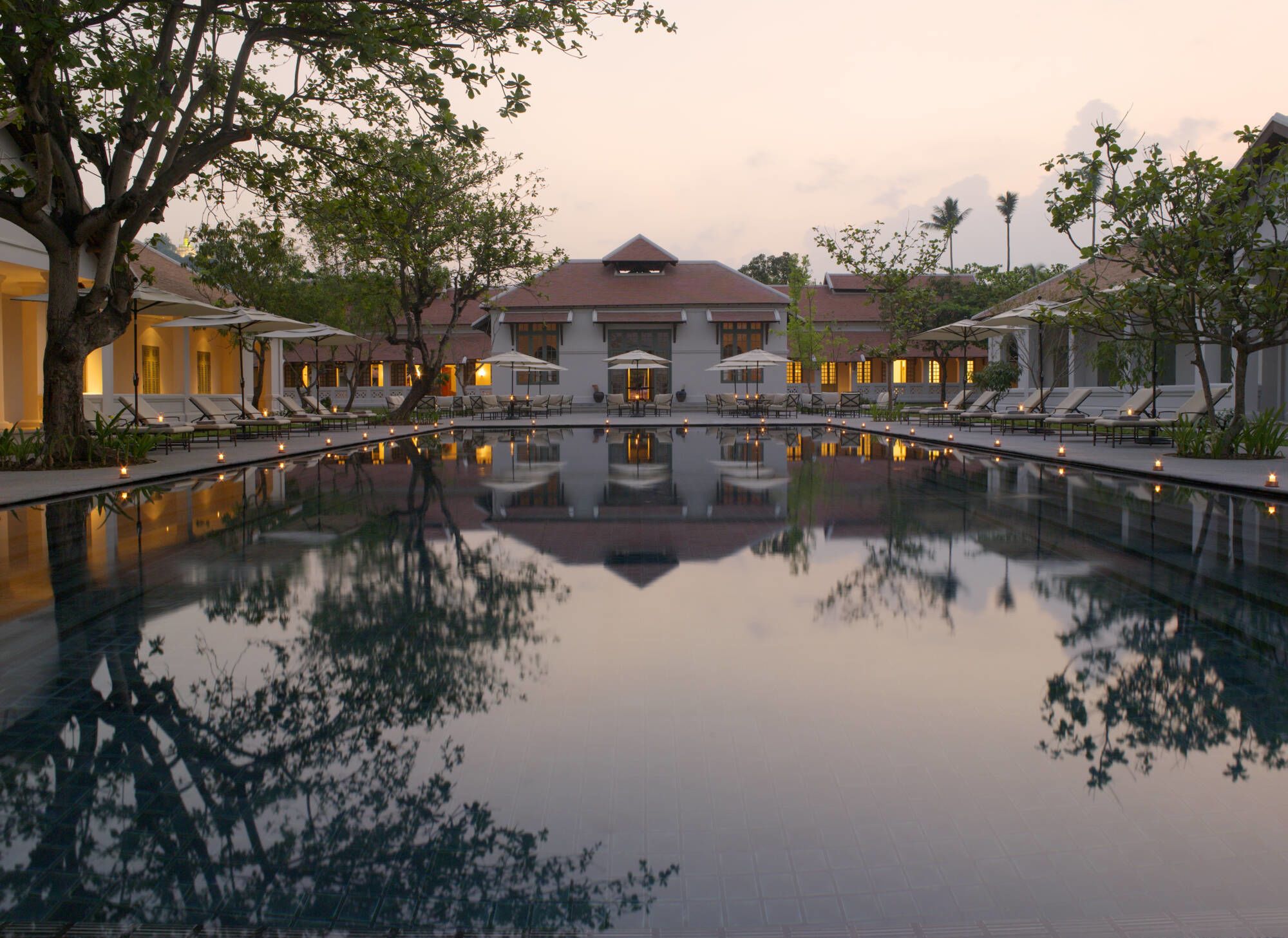 Amantaka à Luang Prabang: Main Swimming Pool at dusk