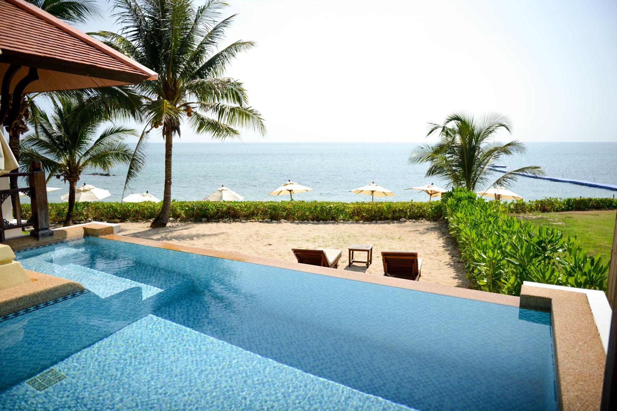 Rawi Warin Resort & Spa in Ko Lanta: Beachfront Pool Villa