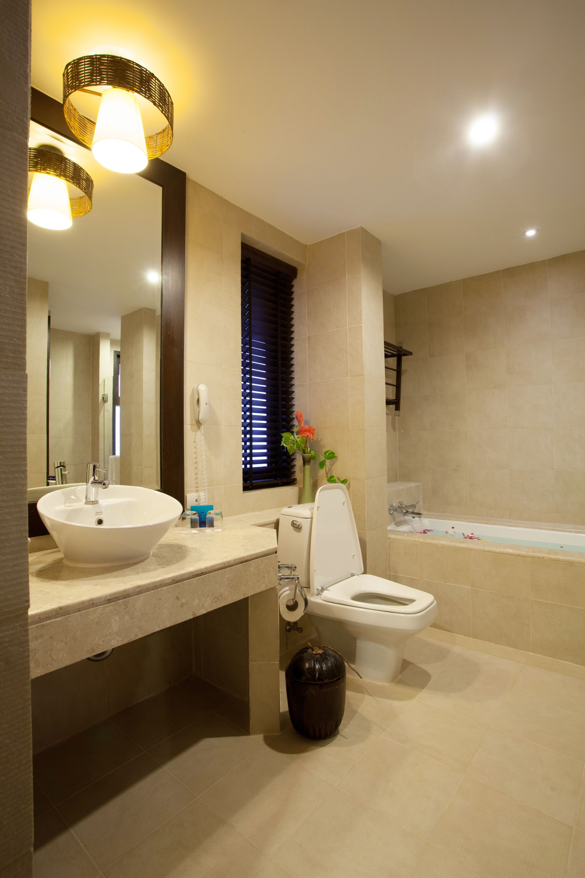 Rawi Warin Resort & Spa in Ko Lanta: Deluxe | Bathroom