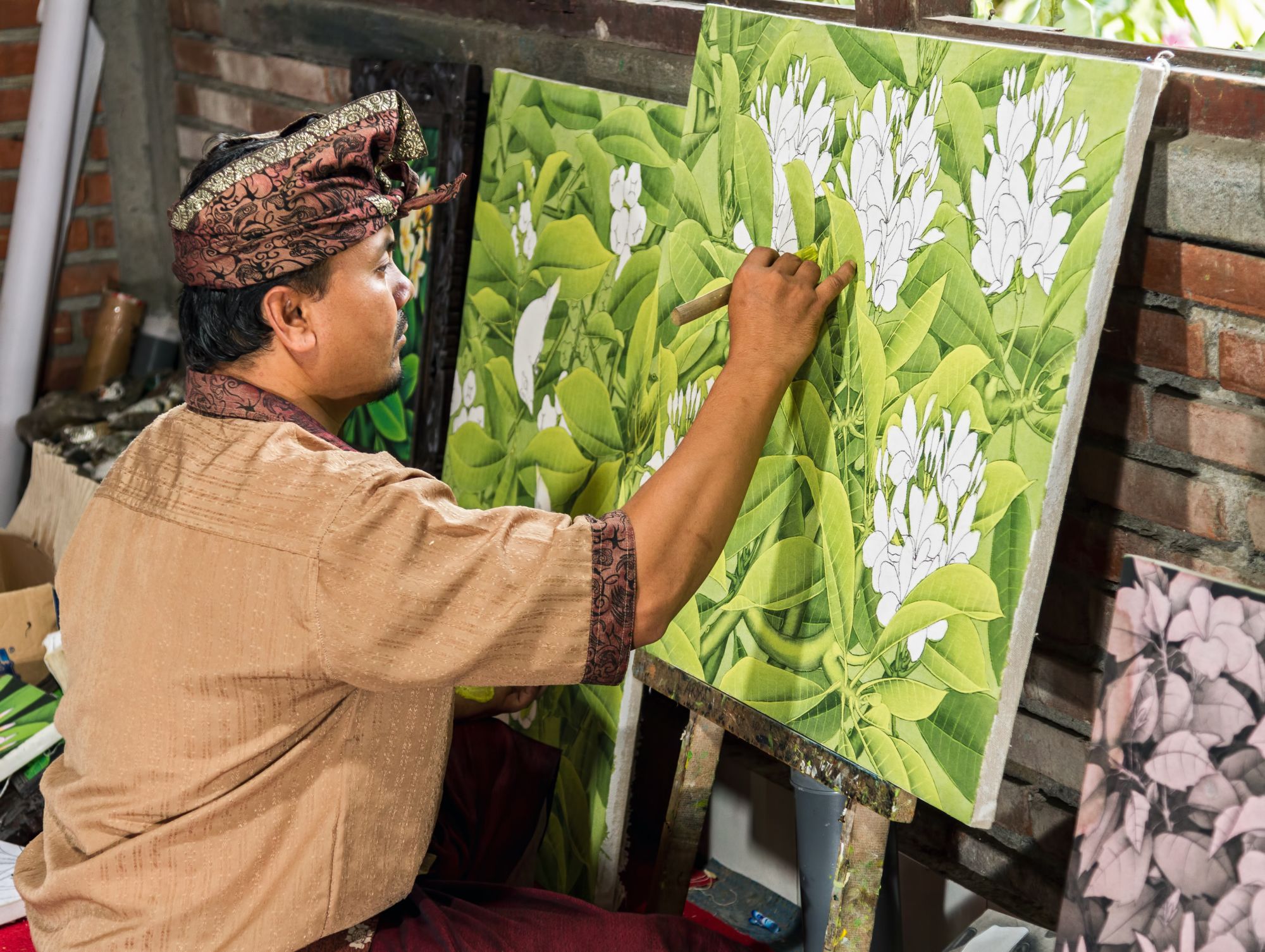 Kunst und Handwerk in Ubud: Bali Ubud Artist in work