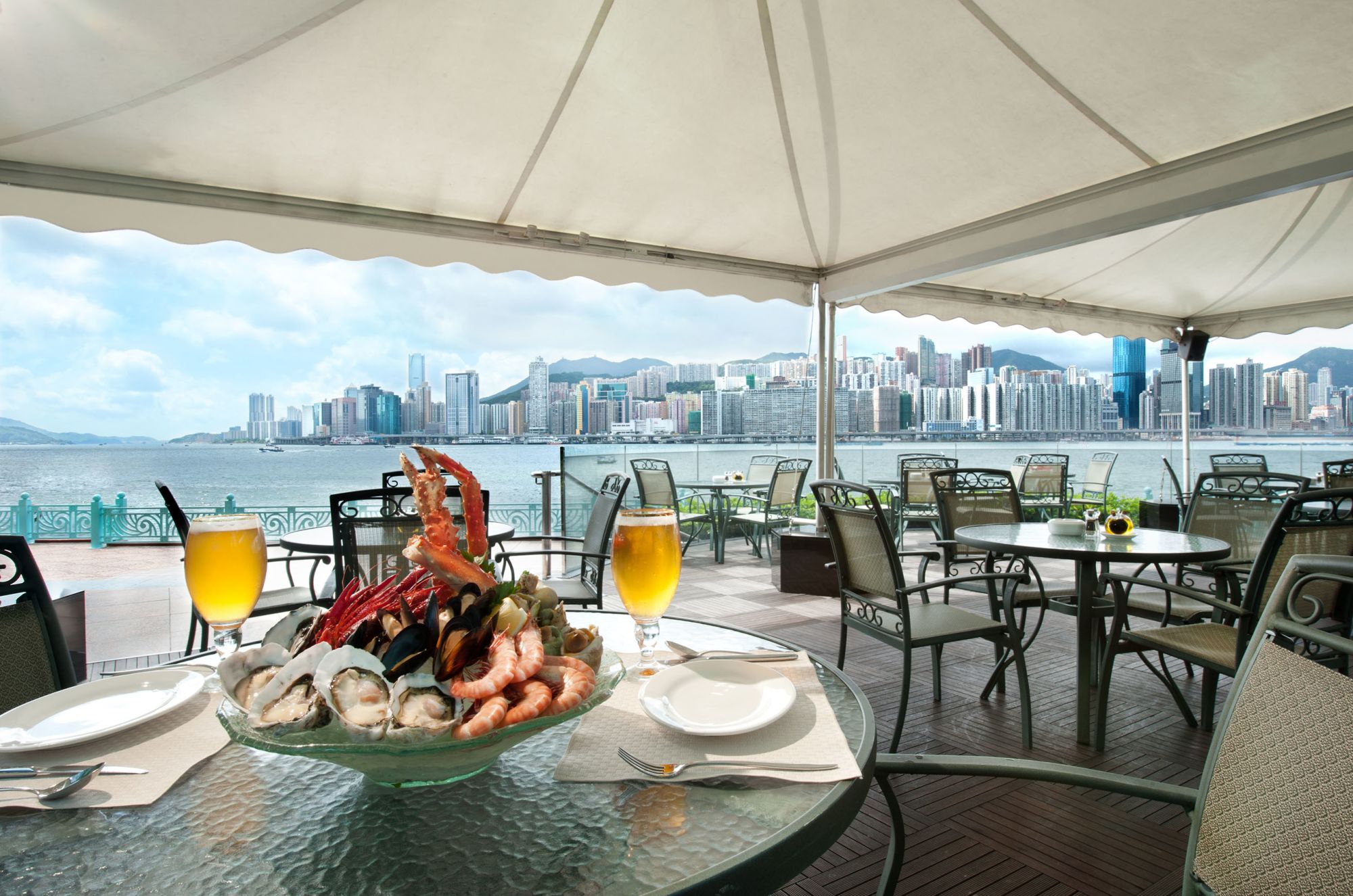 Harbour Grand Kowloon à Hong Kong: Waterfront Bar & Terrace (Al-fresco)