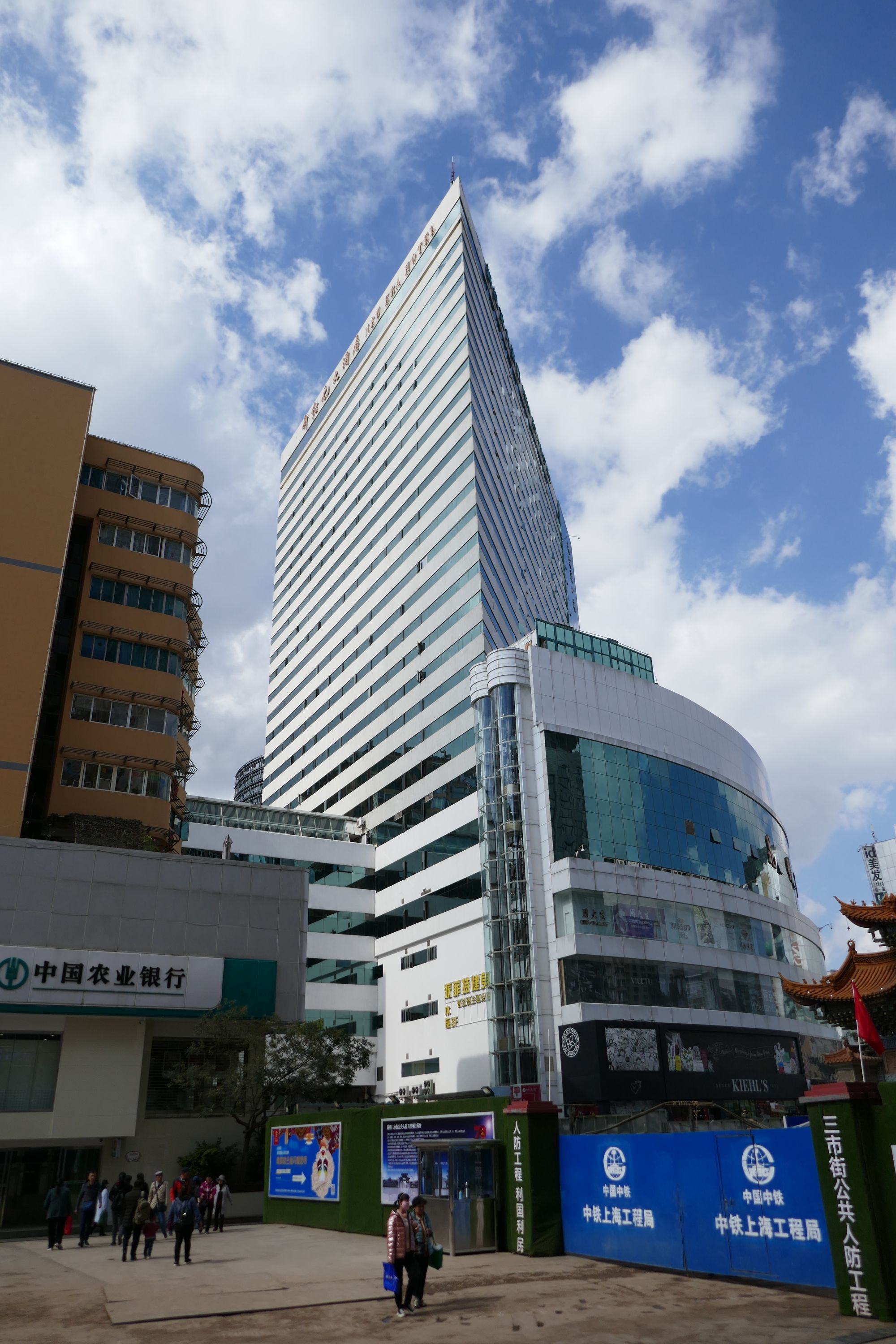 New Era in Kunming: Exterior