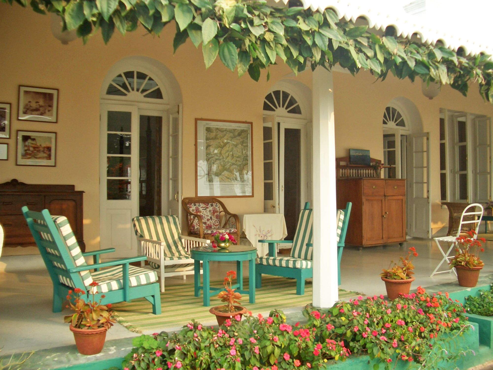 Glenburn Tea Estate à Darjeeling:  Burra Bungalow Front Verandah
