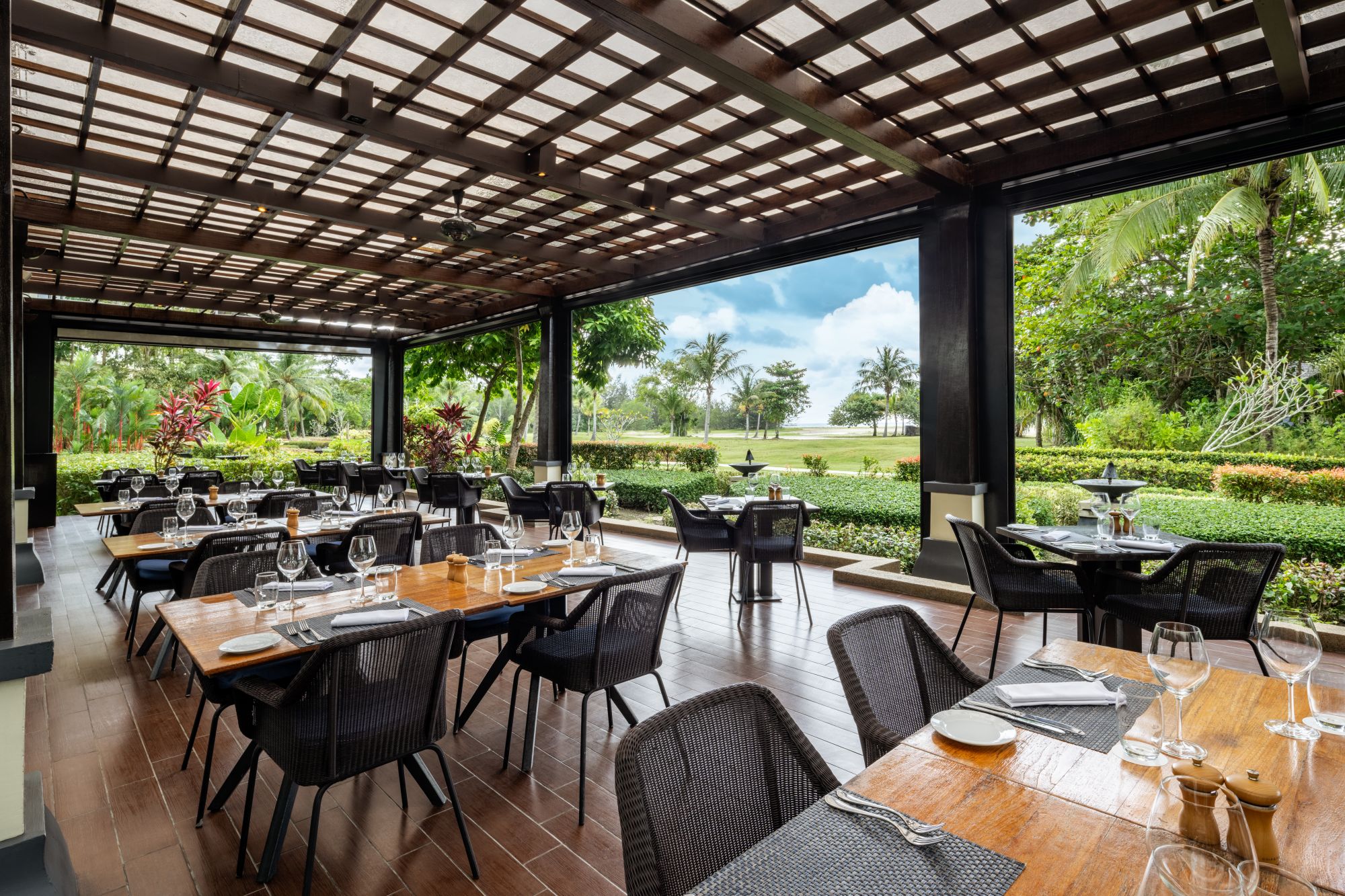 Shangri-La Rasa Ria à Kota Kinabalu: Oceano Outdoor