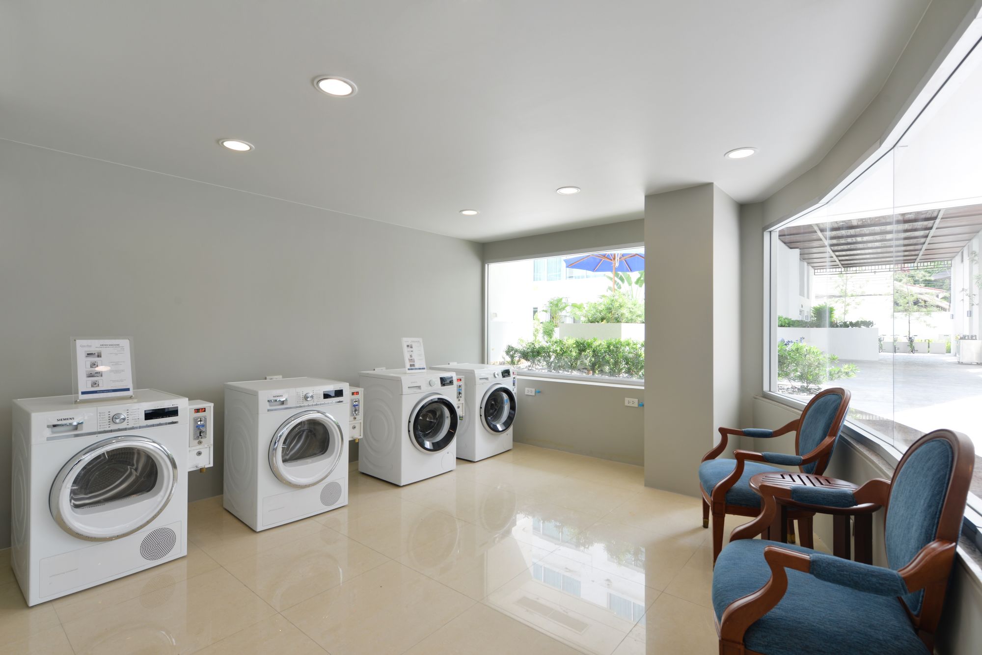 Centre Point Sukhumvit 10 à Bangkok: Coin Laundry