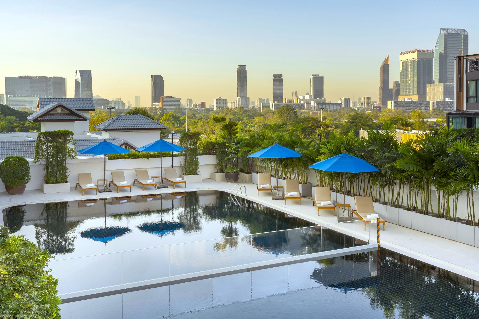 Centre Point Sukhumvit 10 in Bangkok:  Swimmingpool | Scenery Wing 