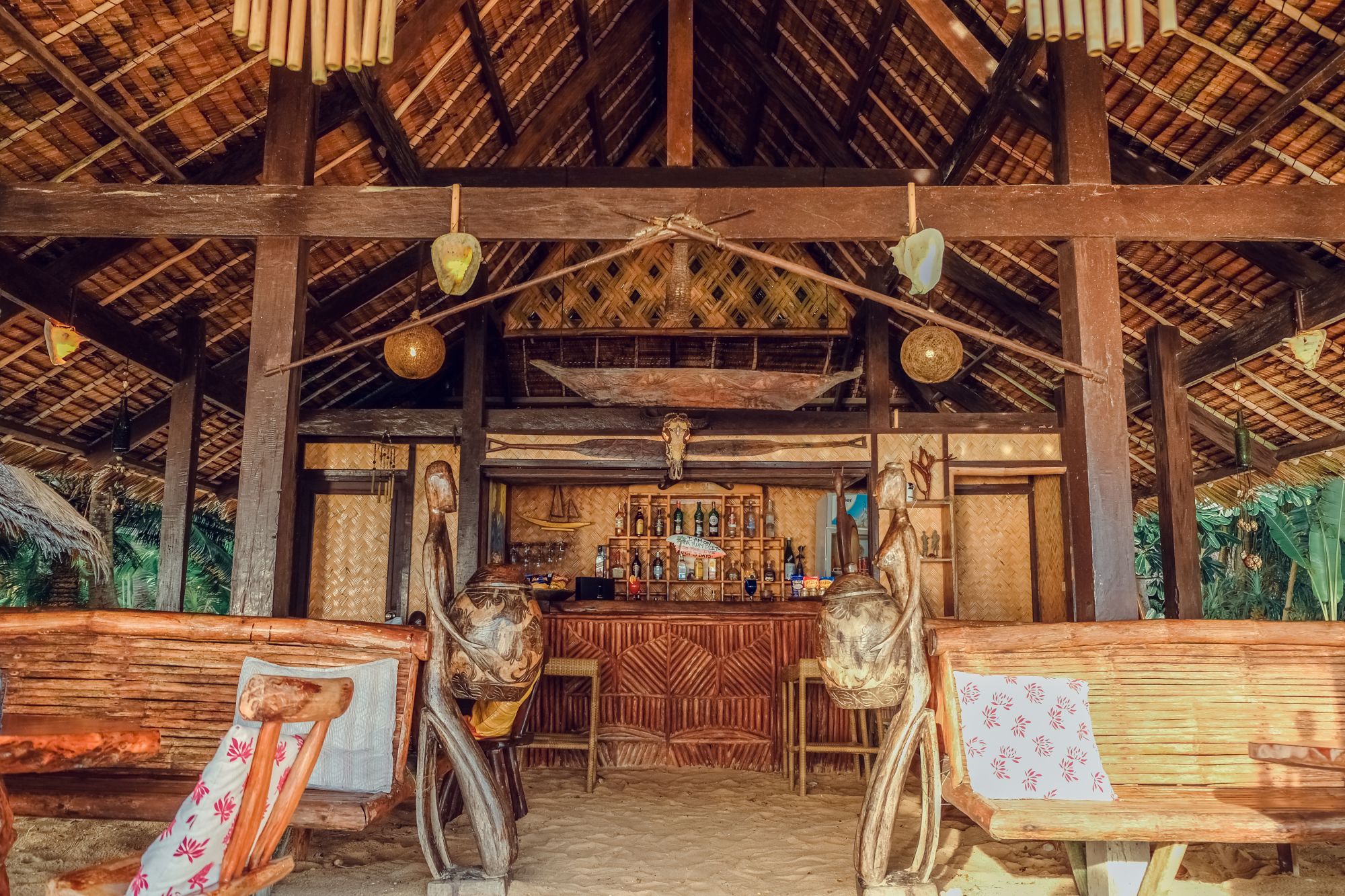 Flower Island Resort in Palawan: Beach & Pool Bar