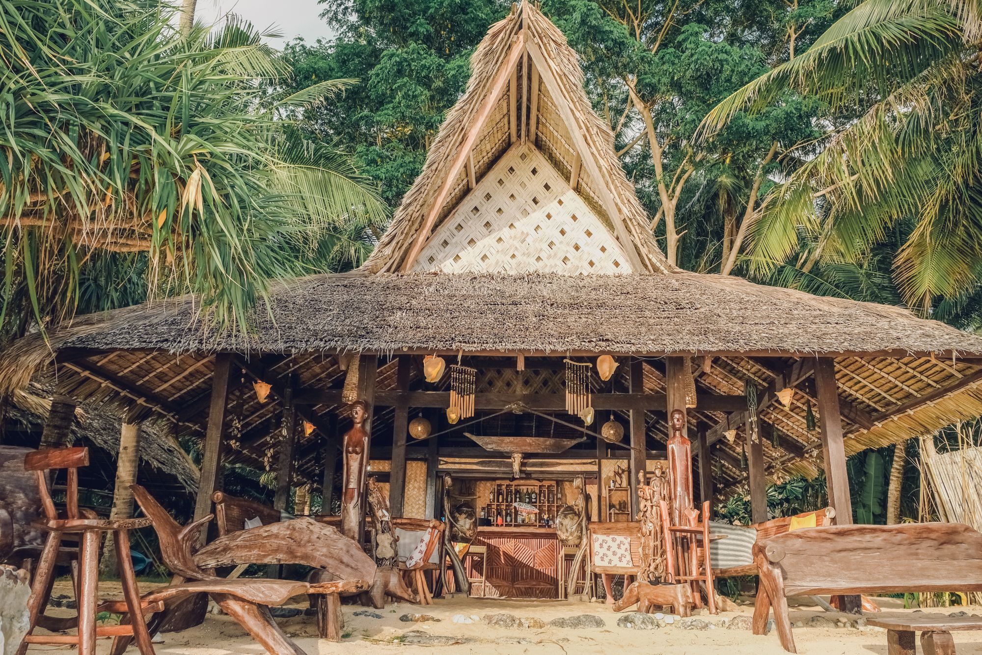 Flower Island Resort in Palawan: Beach & Pool Bar