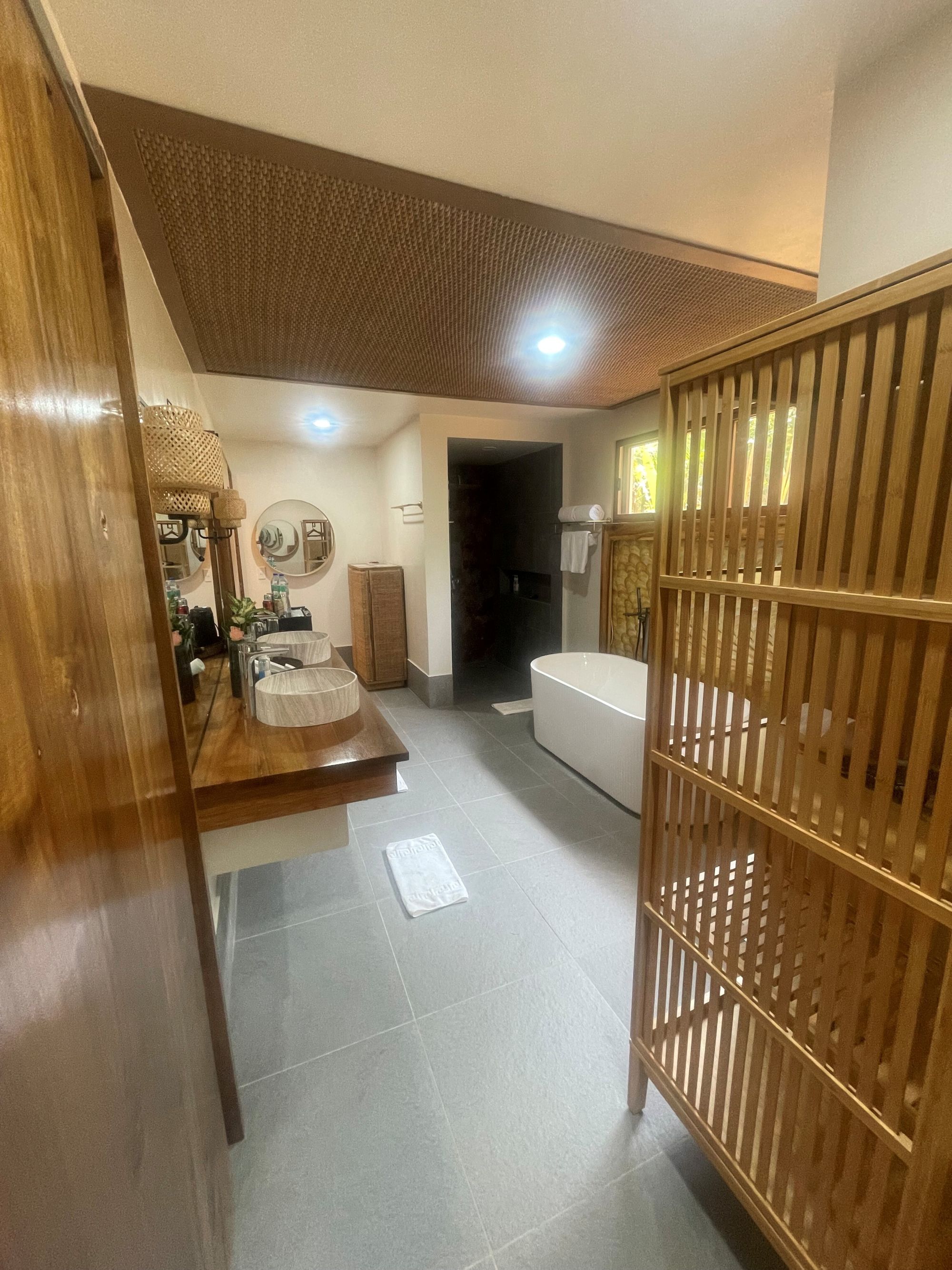 Flower Island Resort in Palawan: Imperial Villa | Bathroom