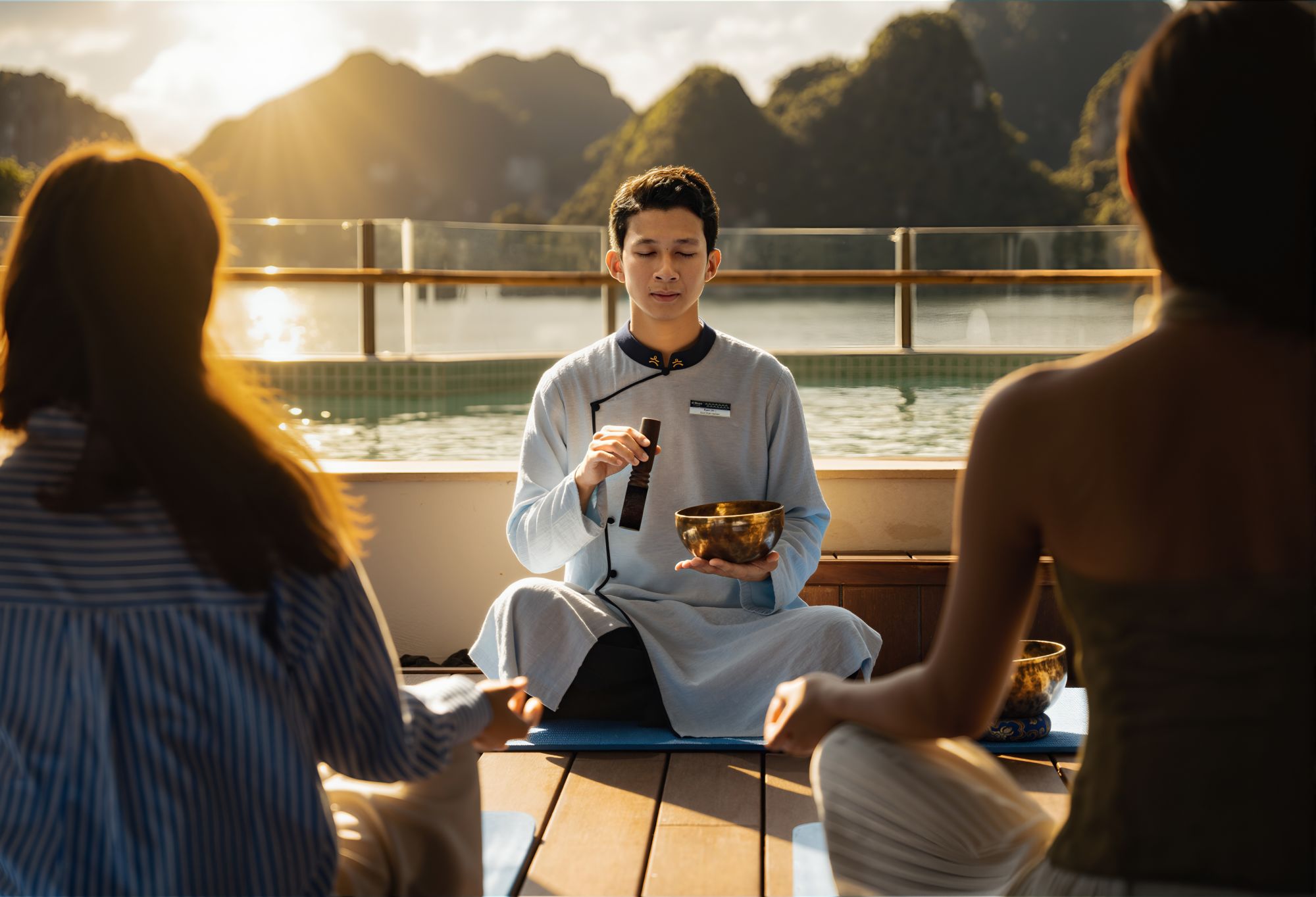 Lan Ha Bucht Kreuzfahrt mit «Bhaya Soul» ab Hanoi: Meditation on deck