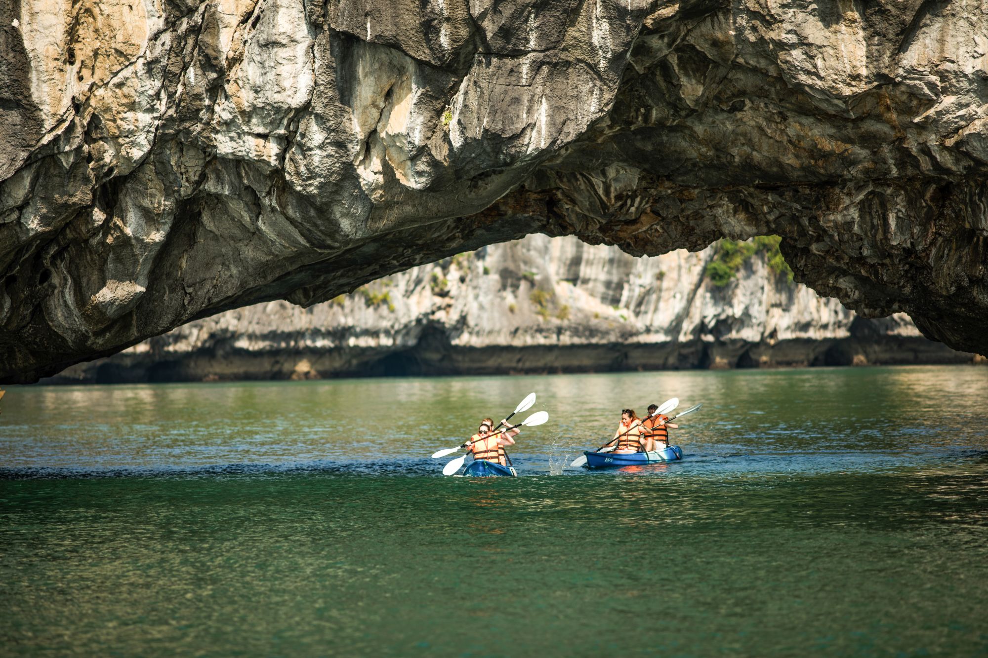 Lan Ha Bucht Kreuzfahrt mit «Bhaya Soul» ab Hanoi: Ba Ham Lake Kayaking