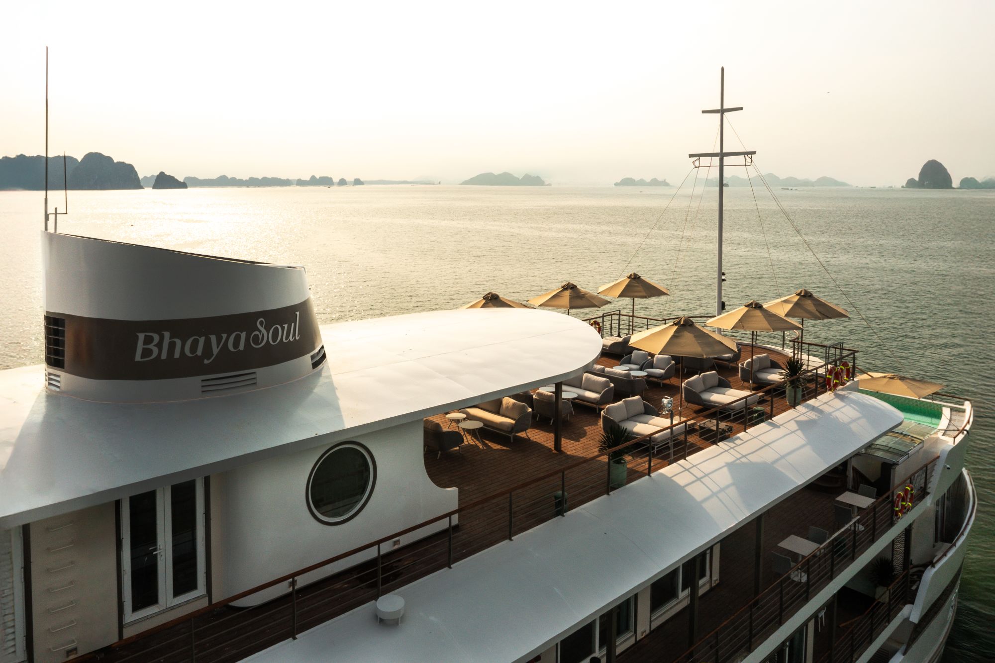 Lan Ha Bucht Kreuzfahrt mit «Bhaya Soul» ab Hanoi: Sundeck