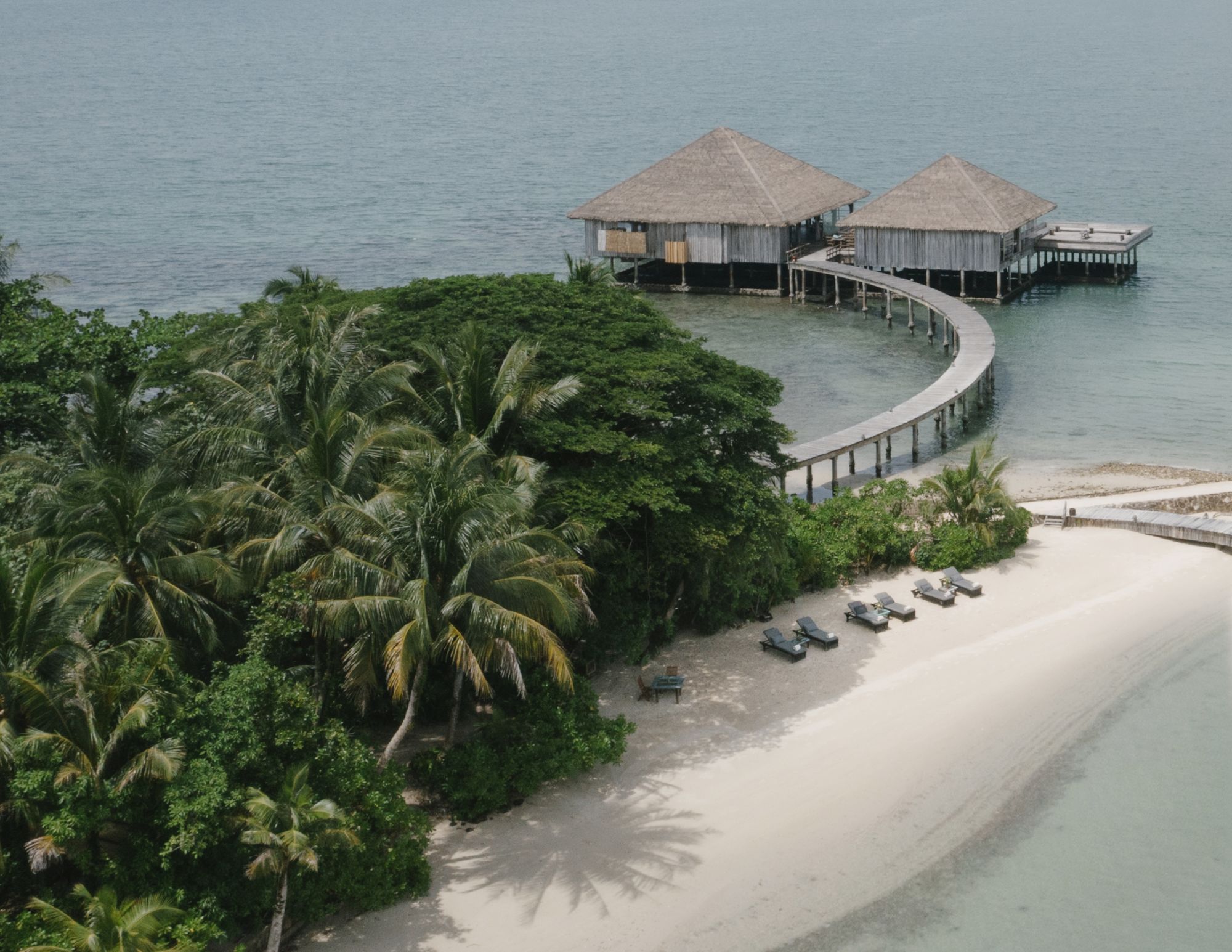 Song Saa Private Island à Koh Rong: Small beach and restaurant in the back
