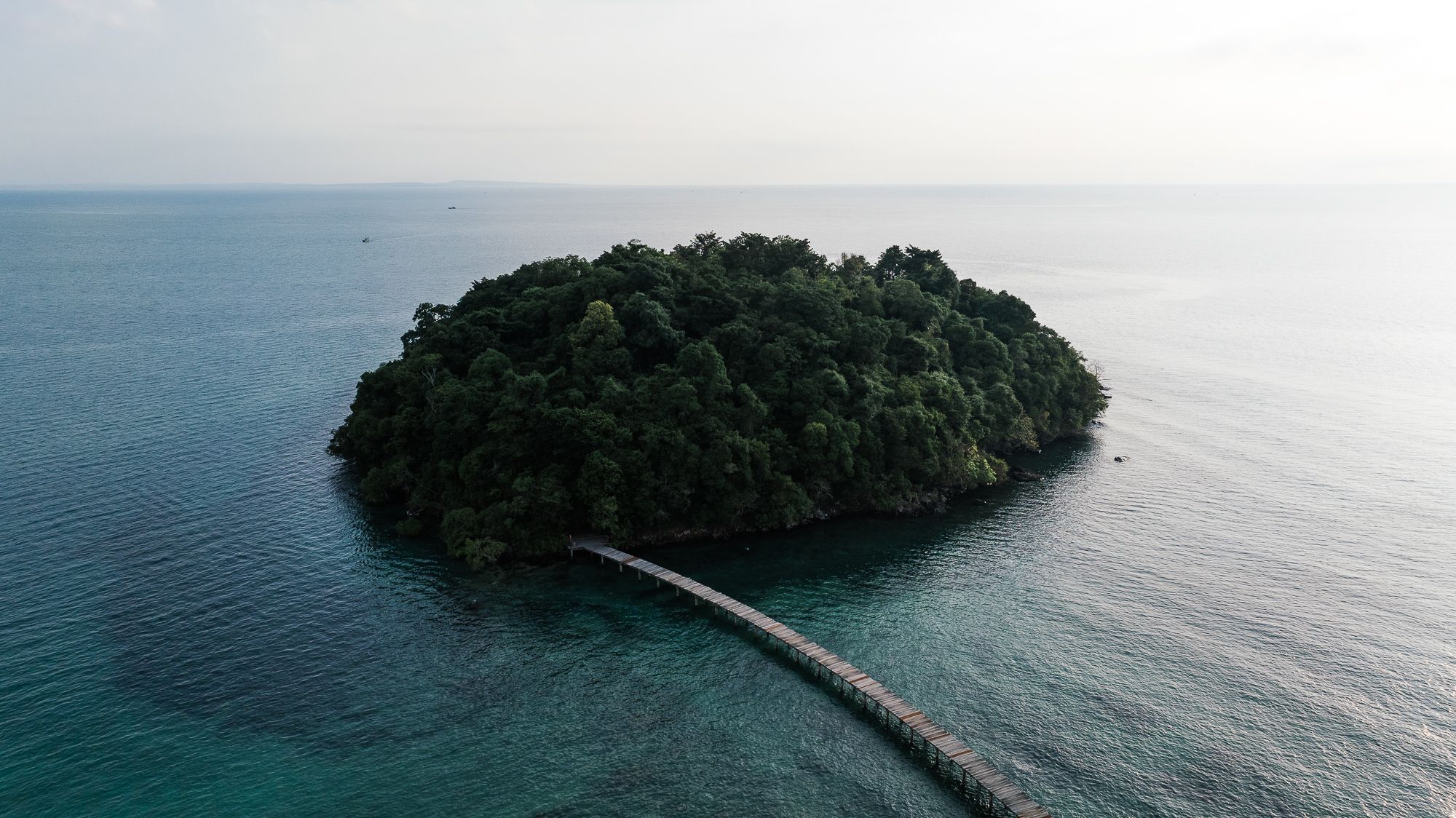 Song Saa Private Island à Koh Rong: Koh Ouen connected by bridge