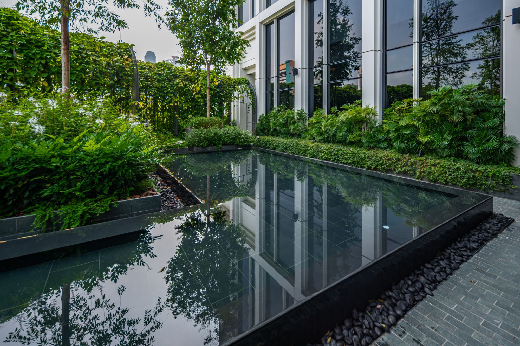 Mondrian Singapore Duxton in Singapur: Mondrian Garden Water Feature