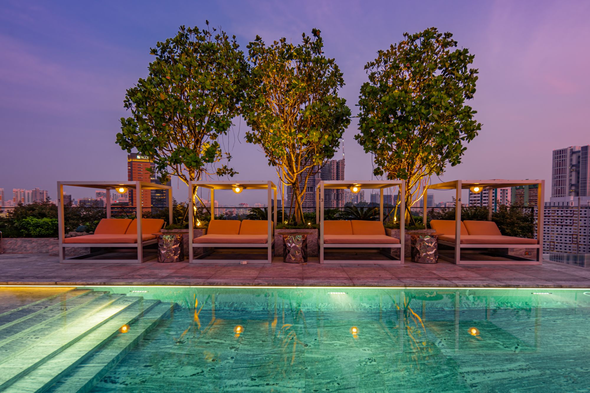 Mondrian Singapore Duxton in Singapur: Cabanas at the Swimmingpool