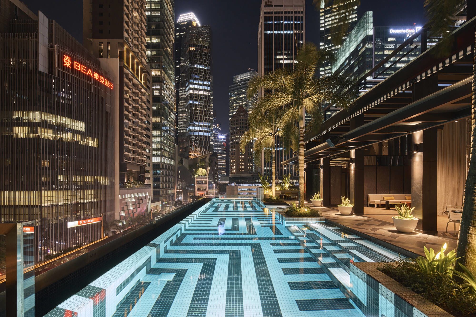 QT Singapore in Singapur:  Swimmingpool