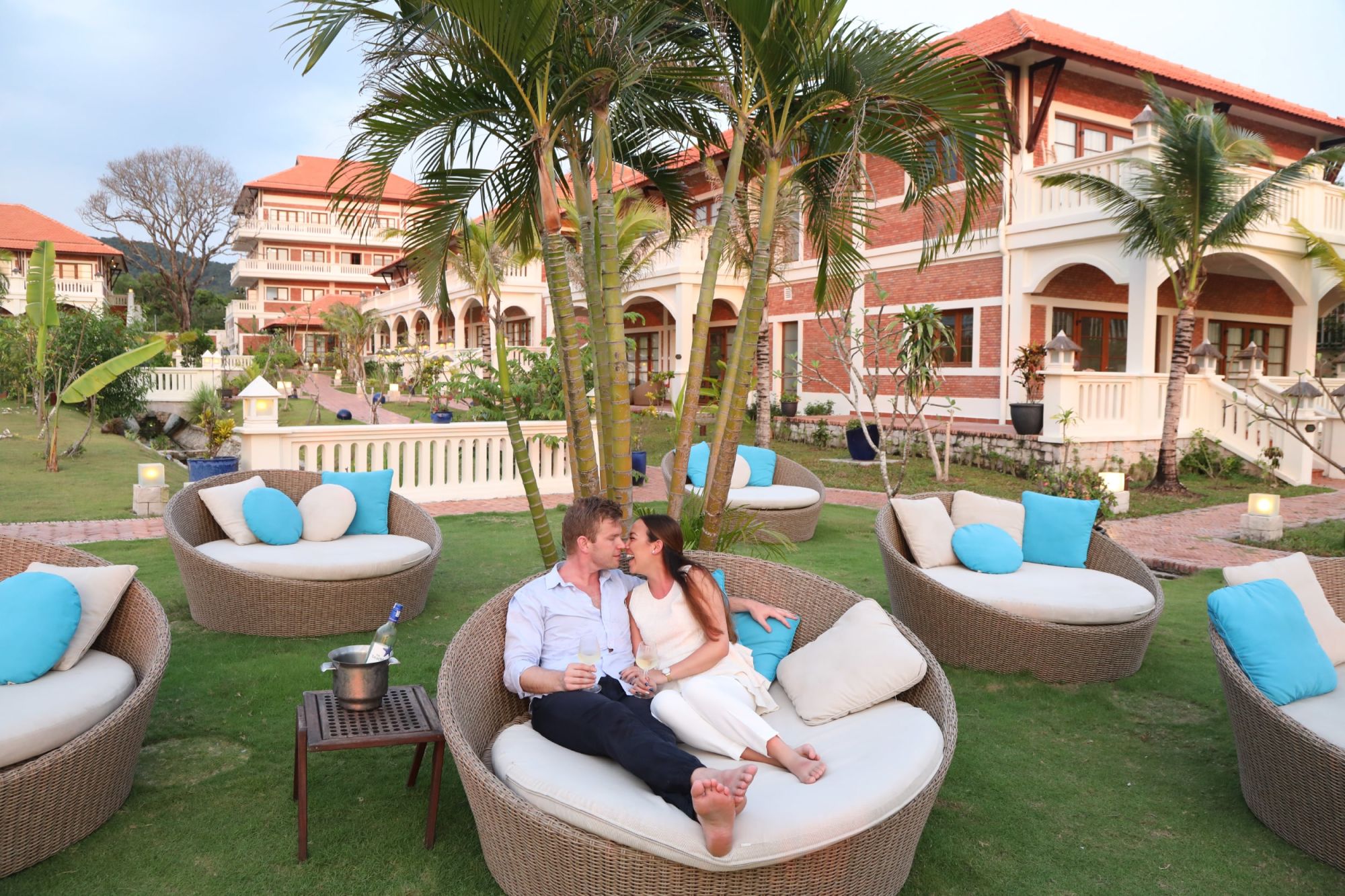Cassia Cottage à Phu Quoc: Garden with sunchairs