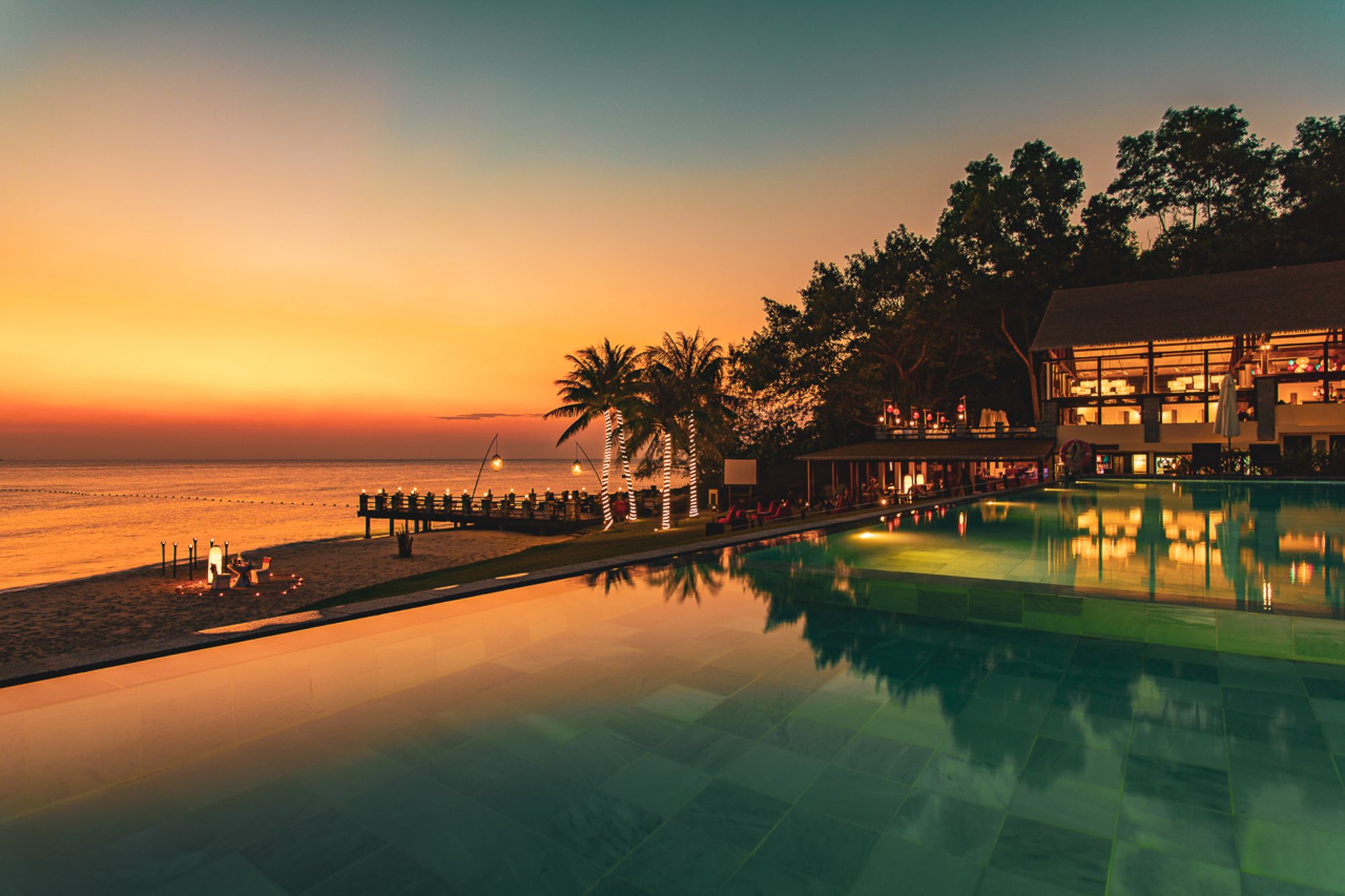 Chen Sea Resort & Spa in Phu Quoc: Swimmingpool and restaurant at sunset
