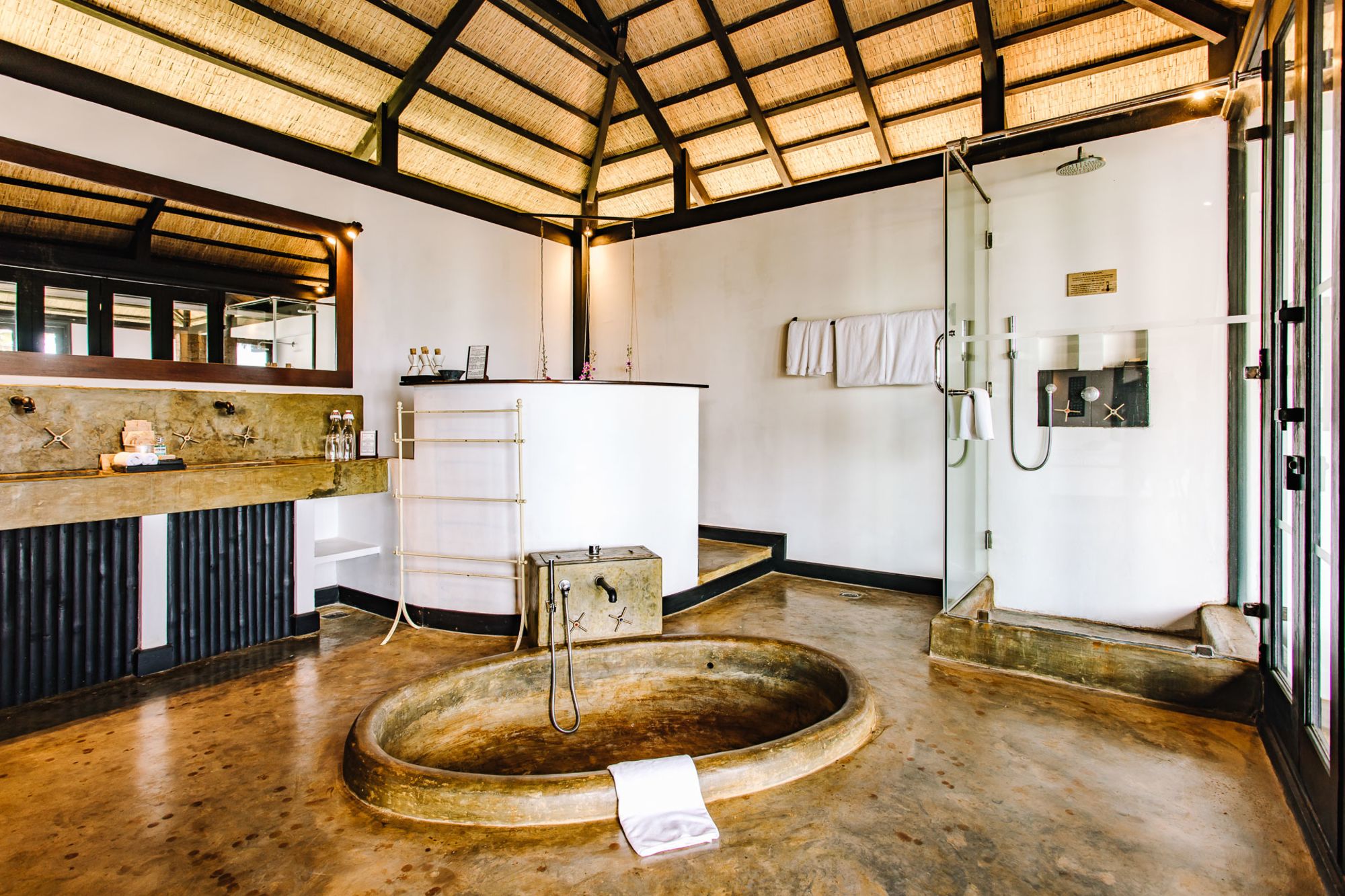 Chen Sea Resort & Spa in Phu Quoc: Jacuzzi Villa | bathroom