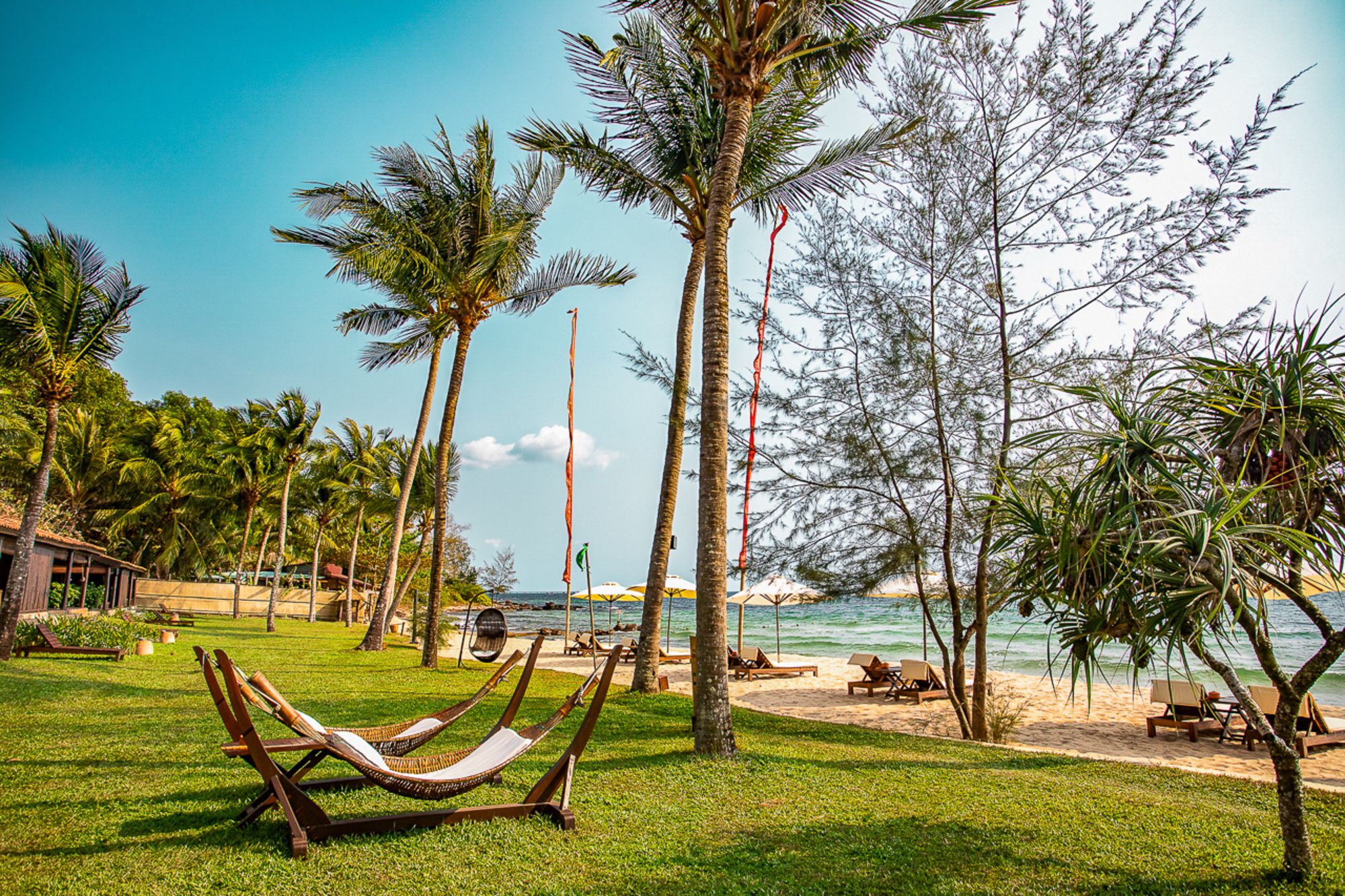 Chen Sea Resort & Spa in Phu Quoc: Garden and beach
