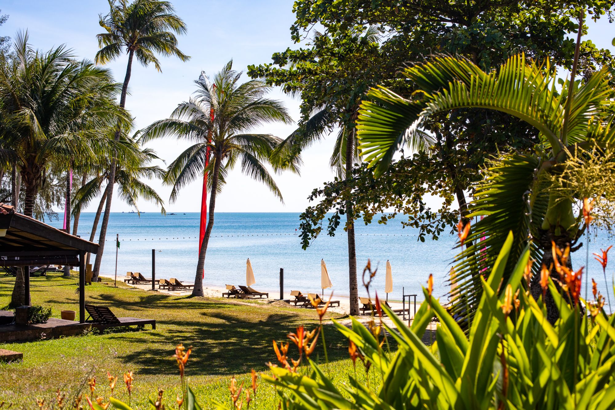 Chen Sea Resort & Spa in Phu Quoc: Garden and beach
