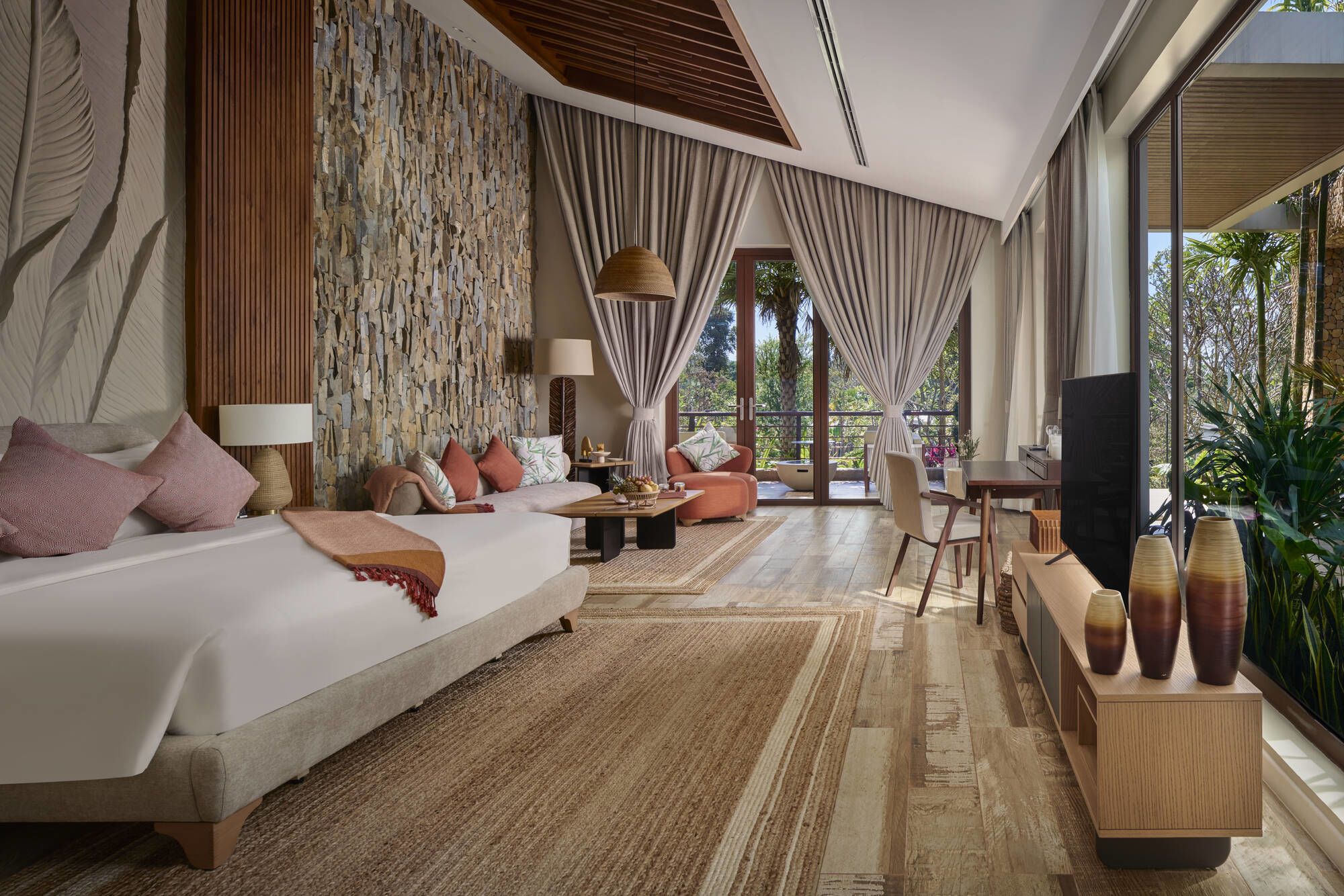 Le Cambodge pour les fins connaisseurs de Siem Reap: room: Hill Villa |bedroom and livingroom