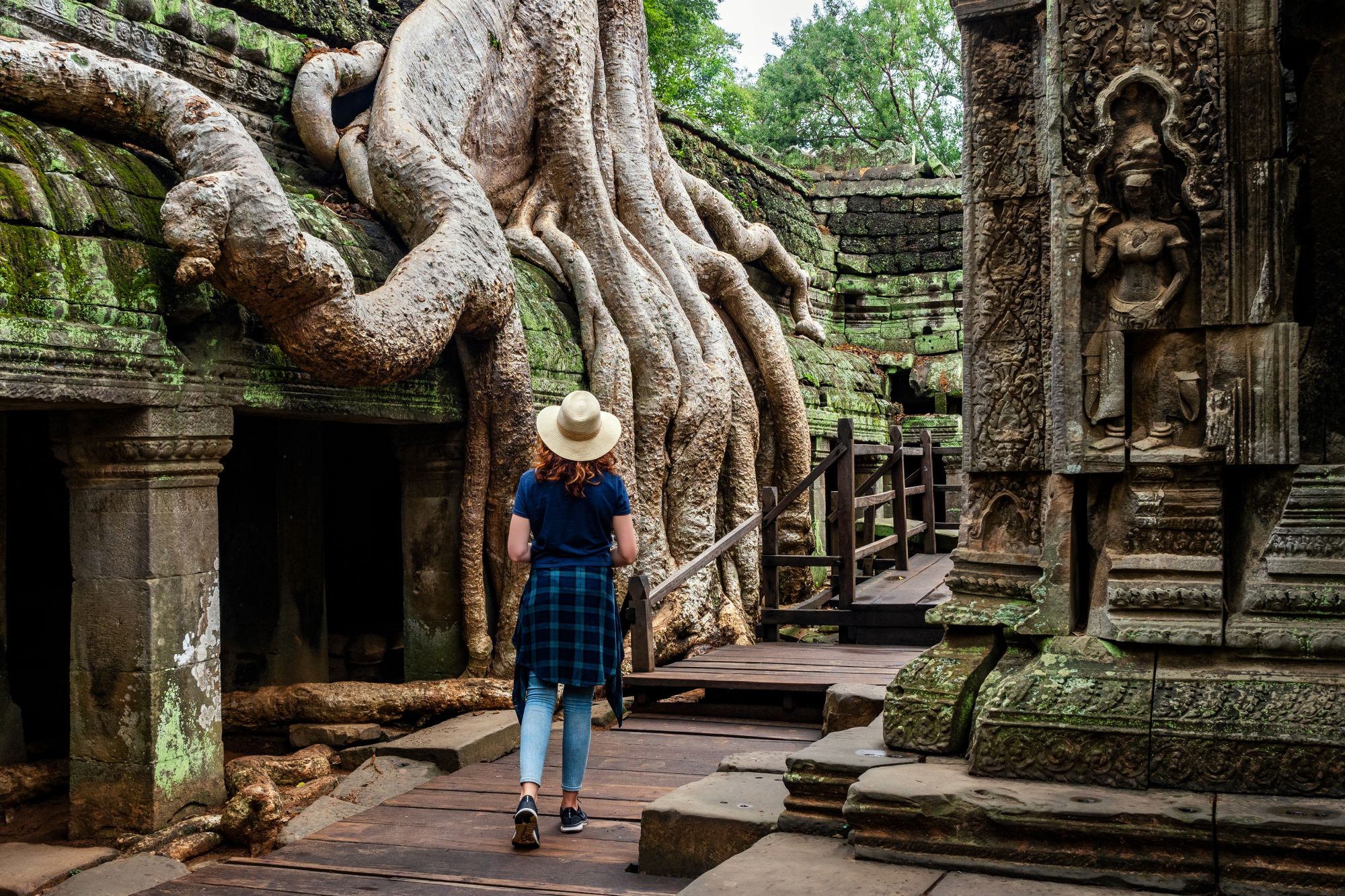 Le Cambodge pour les fins connaisseurs de Siem Reap: Traveler exploring the ancient ruins of Ta Prohm temple