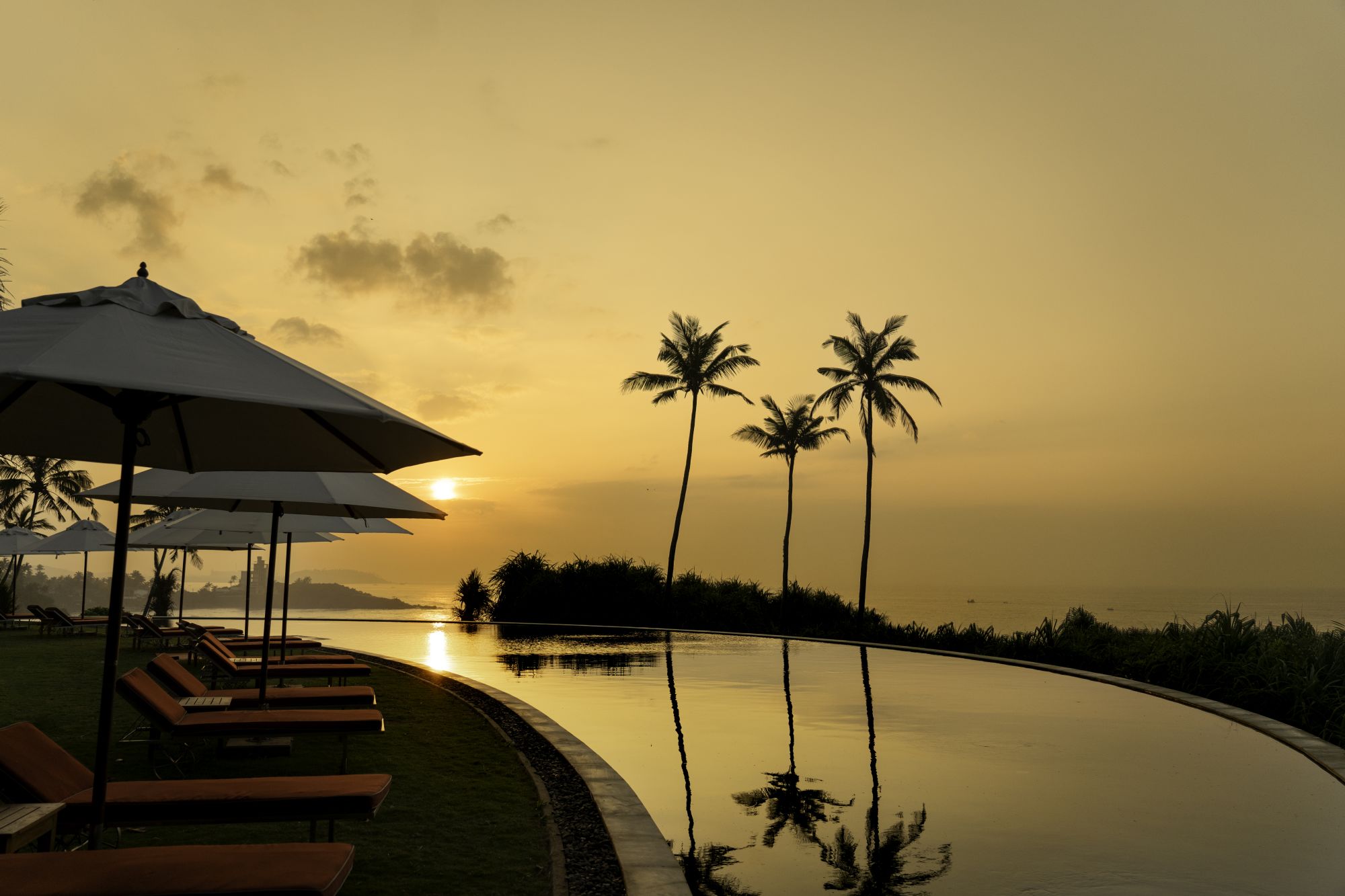 Cape Weligama: Pool at Sunset