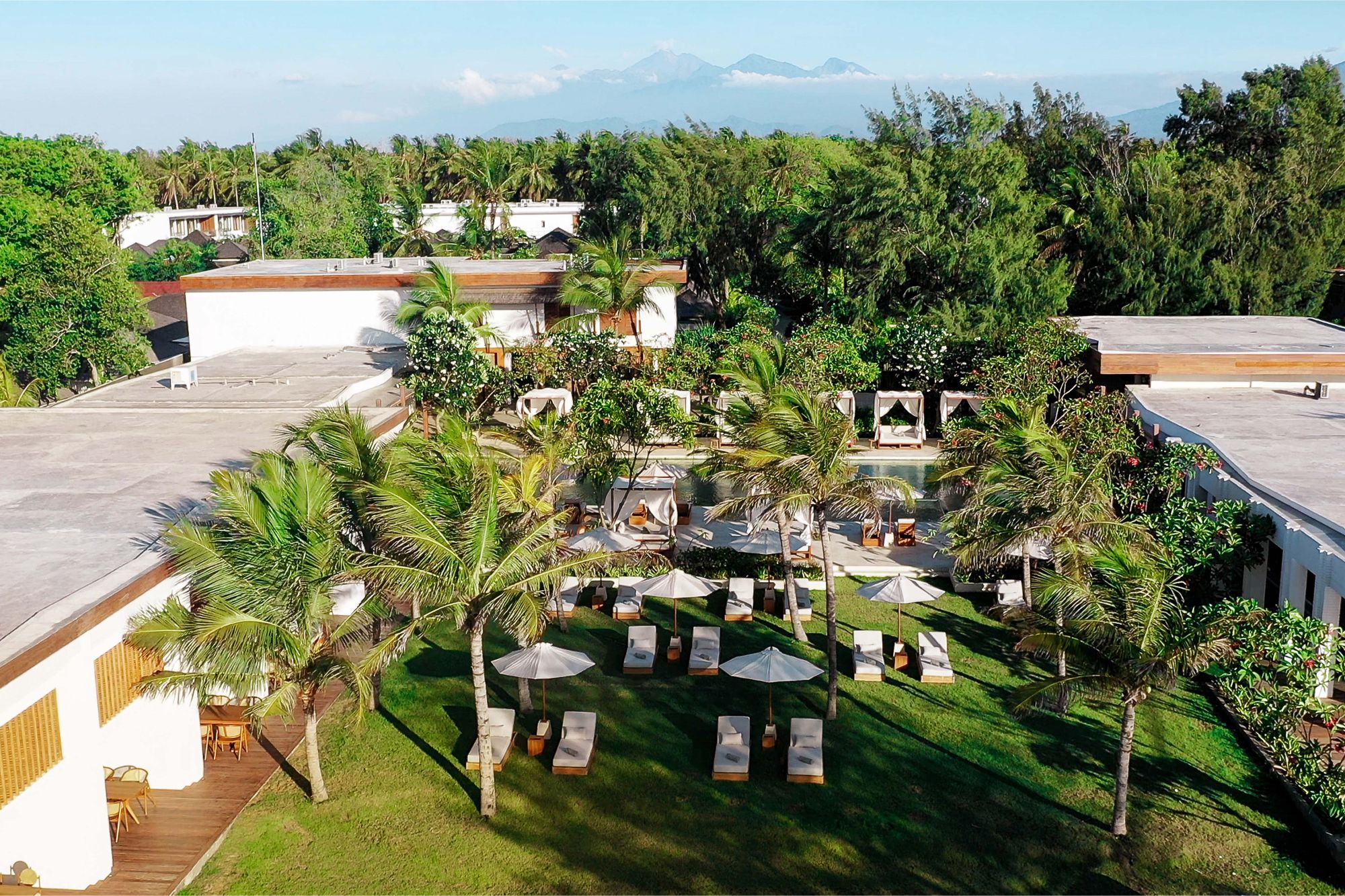 Cocana Resort in Gili:  Pacifica Poolsuite Pool Club Lounges