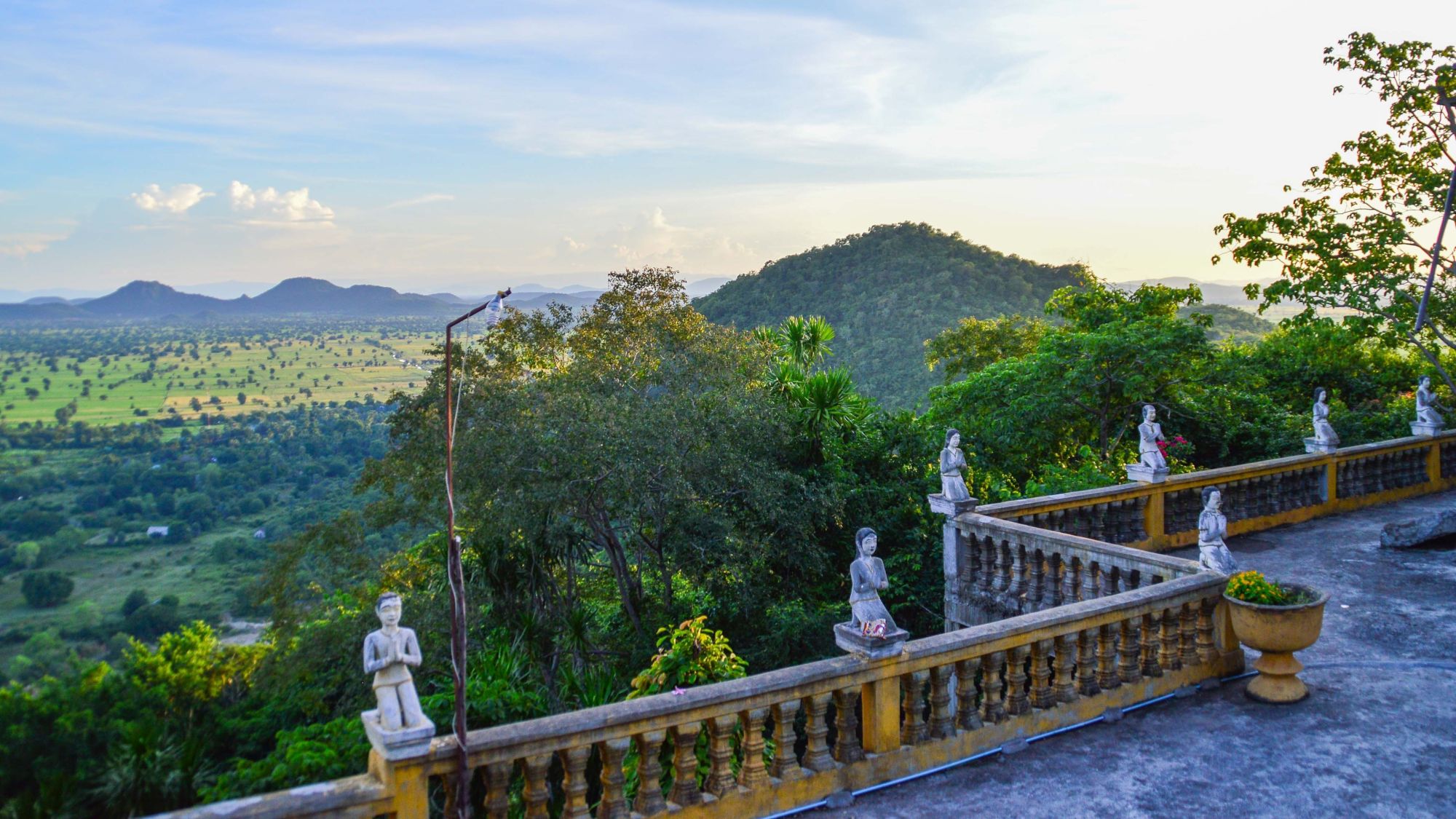 Battambang originel de Siem Reap: Battambang little statues at Phnom Sampeau Pagoda