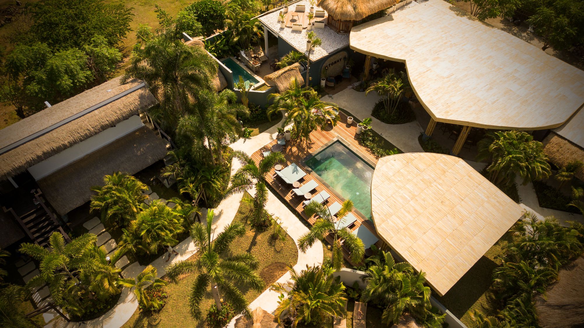 Villa Tokay à Gili: Pool and restaurant area