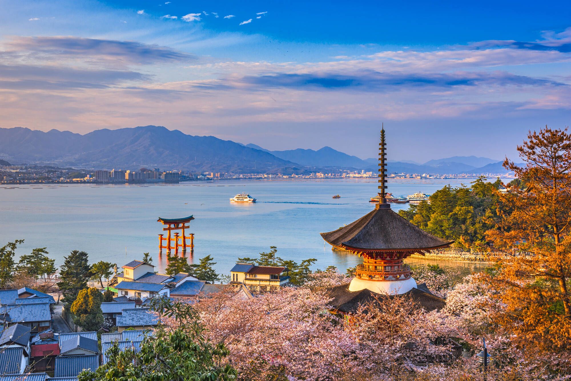 Japans Inselmeer aktiv erleben ab Hiroshima: Miyajima Island in spring