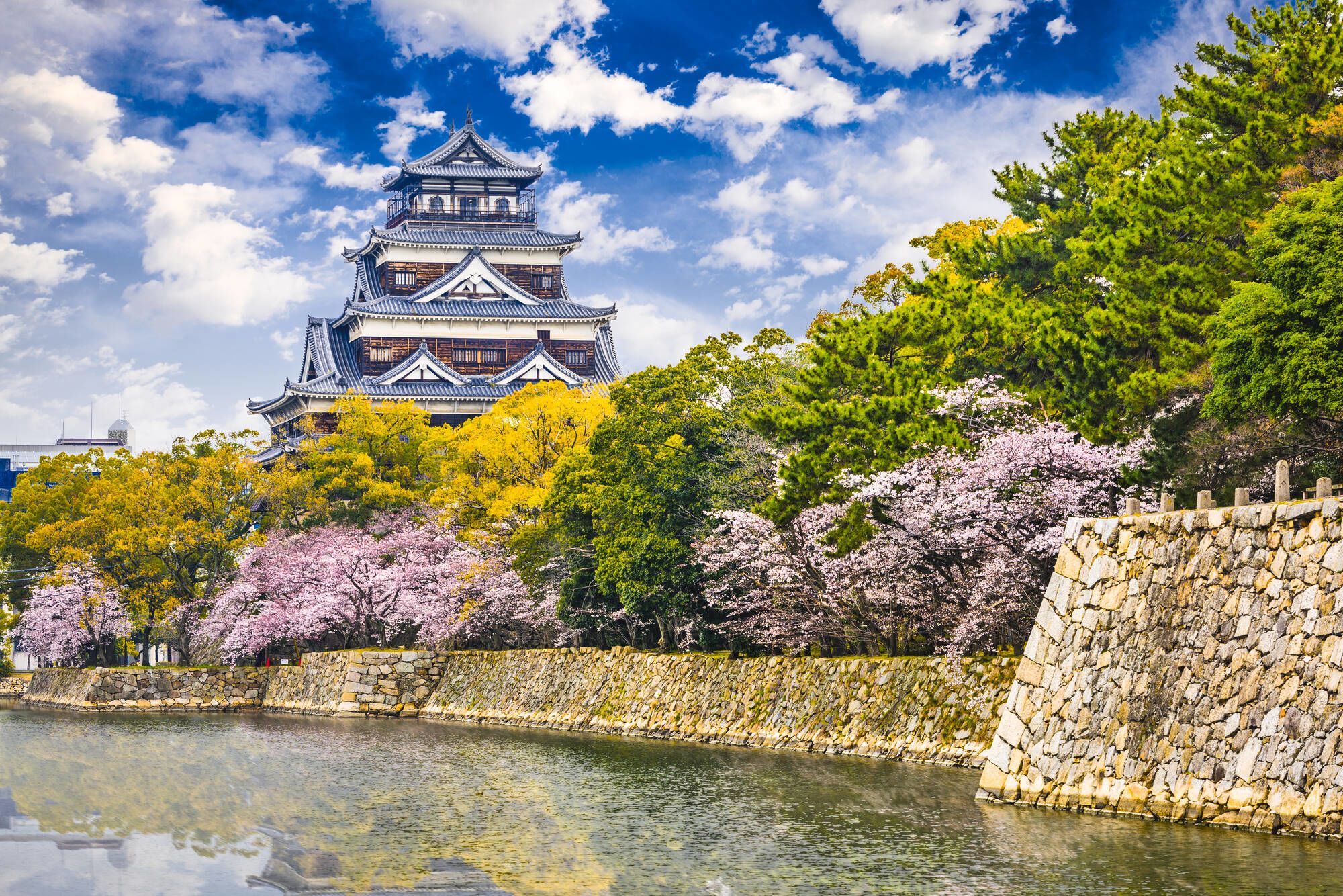 Japans Inselmeer aktiv erleben ab Hiroshima: Hiroshima Castle in springtime