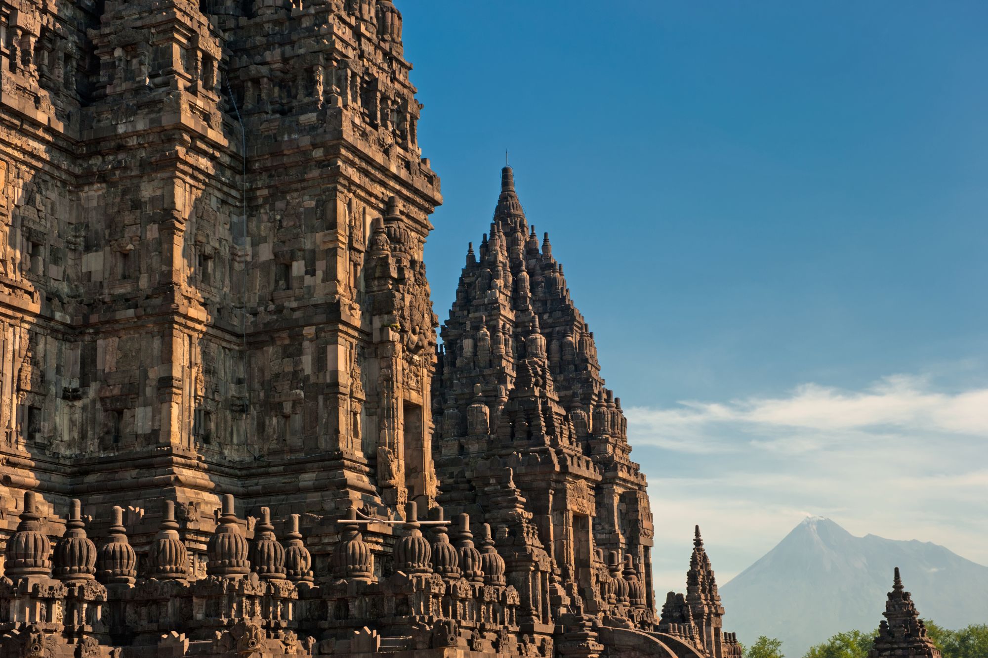 Java-Bali compactes de Yogyakarta: Yogyakarta Prambanan Temple with Merapi Volcano