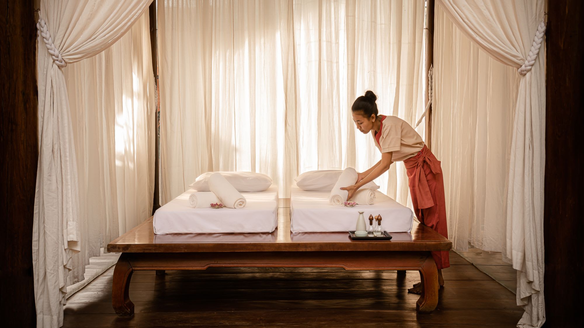 Angkor Village Hotel à Siem Reap: Massage by the pool