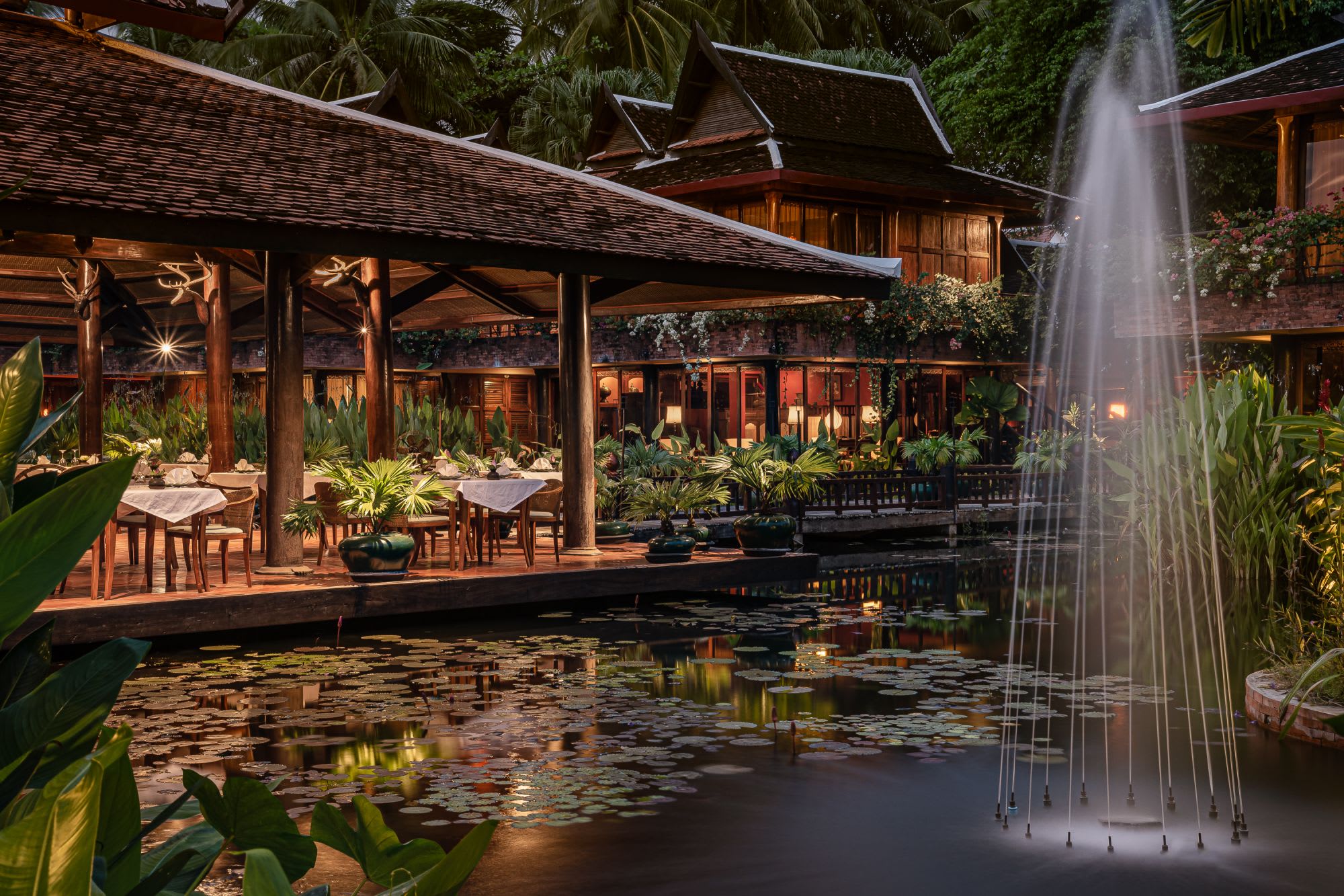 Angkor Village Hotel à Siem Reap: Hotel exterior view evening