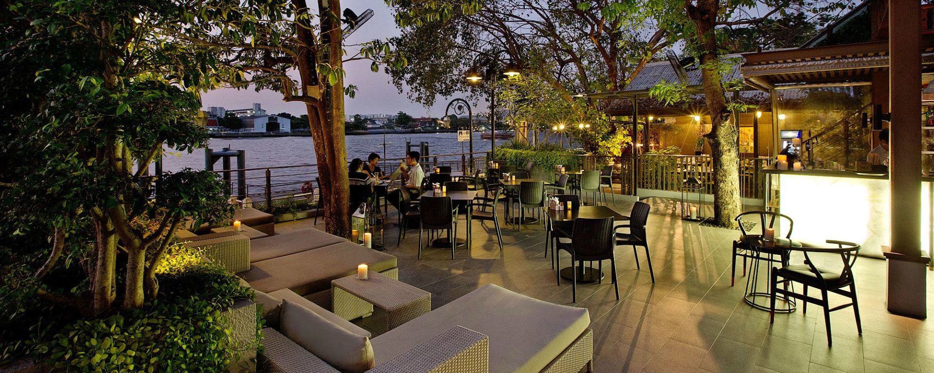 Riva Surya à Bangkok:  Garden Restaurant