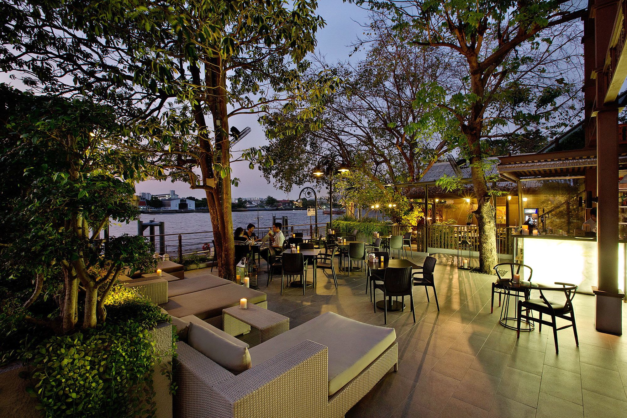 Riva Surya à Bangkok:  Garden Restaurant