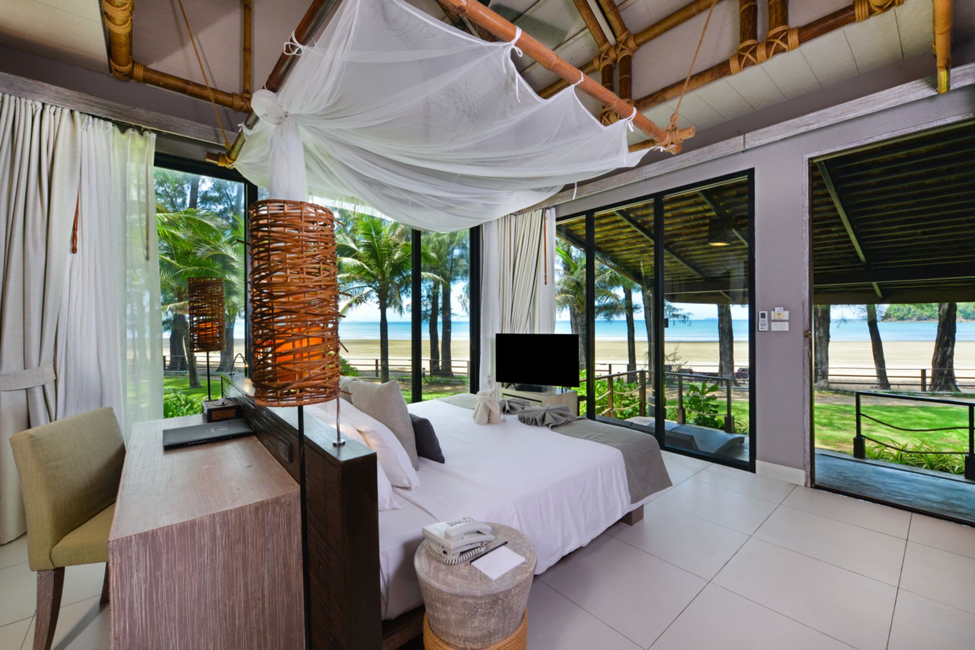 Twin Lotus Resort & Spa in Ko Lanta: Deluxe Beachfront Villa