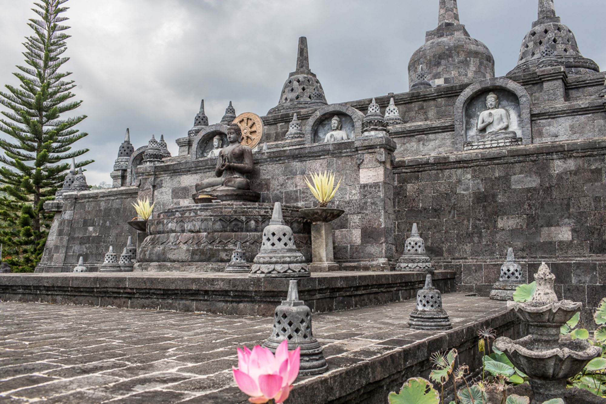 The Lovina Bali in Nordbali: Brahma Vihara Arama temple