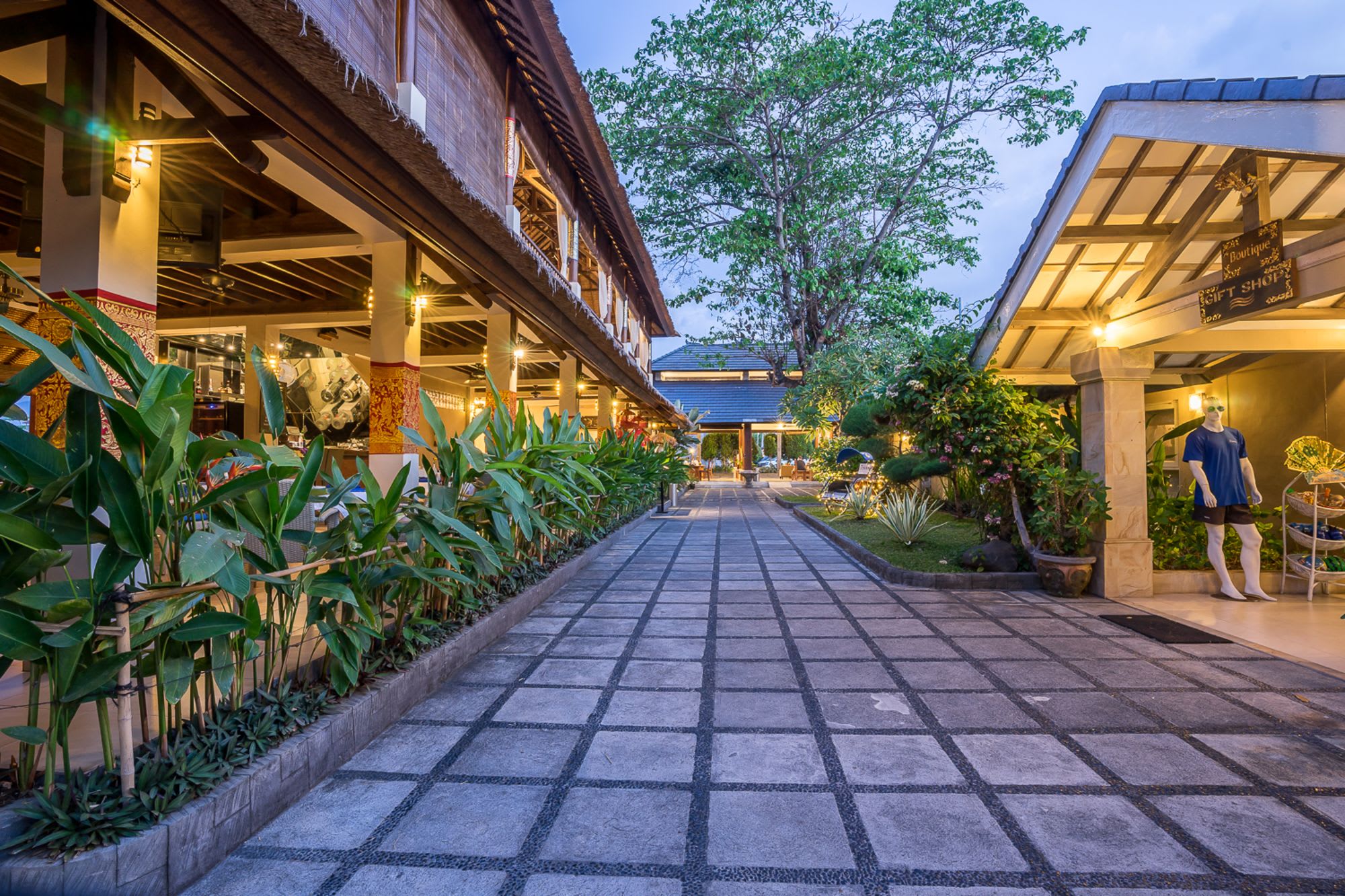 The Lovina Bali in Nordbali: Walkway