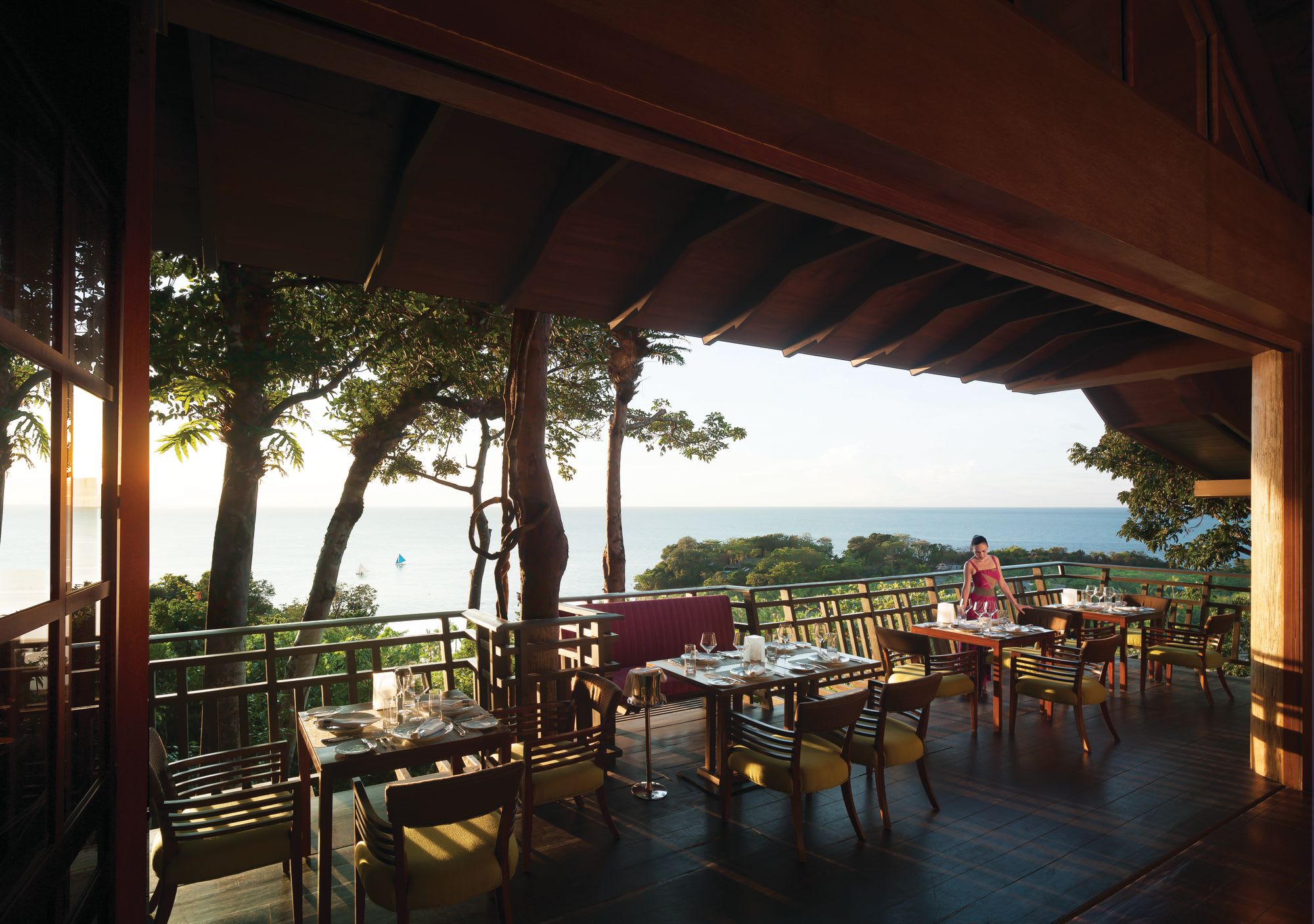 Shangri-La's Boracay Resort & Spa: Rima Treetop Restaurant
