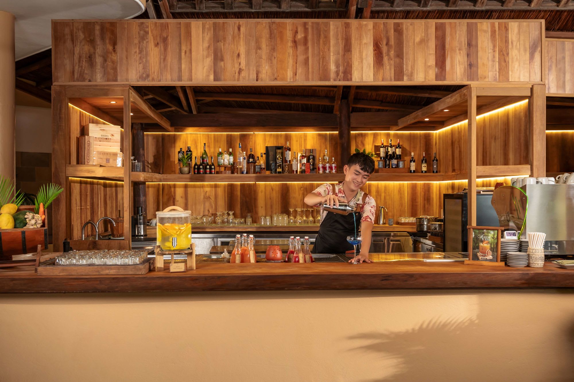 Green Bay Phu Quoc Resort & Spa:  Palm Bistro | Indoor Bar