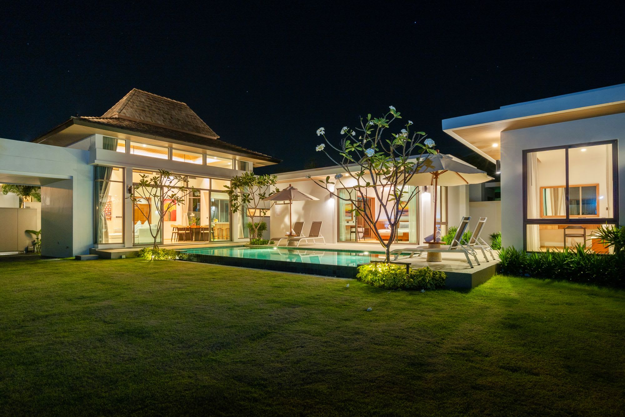 Escape Villas in Phuket: Deluxe Garden Pool Villa 2-BR