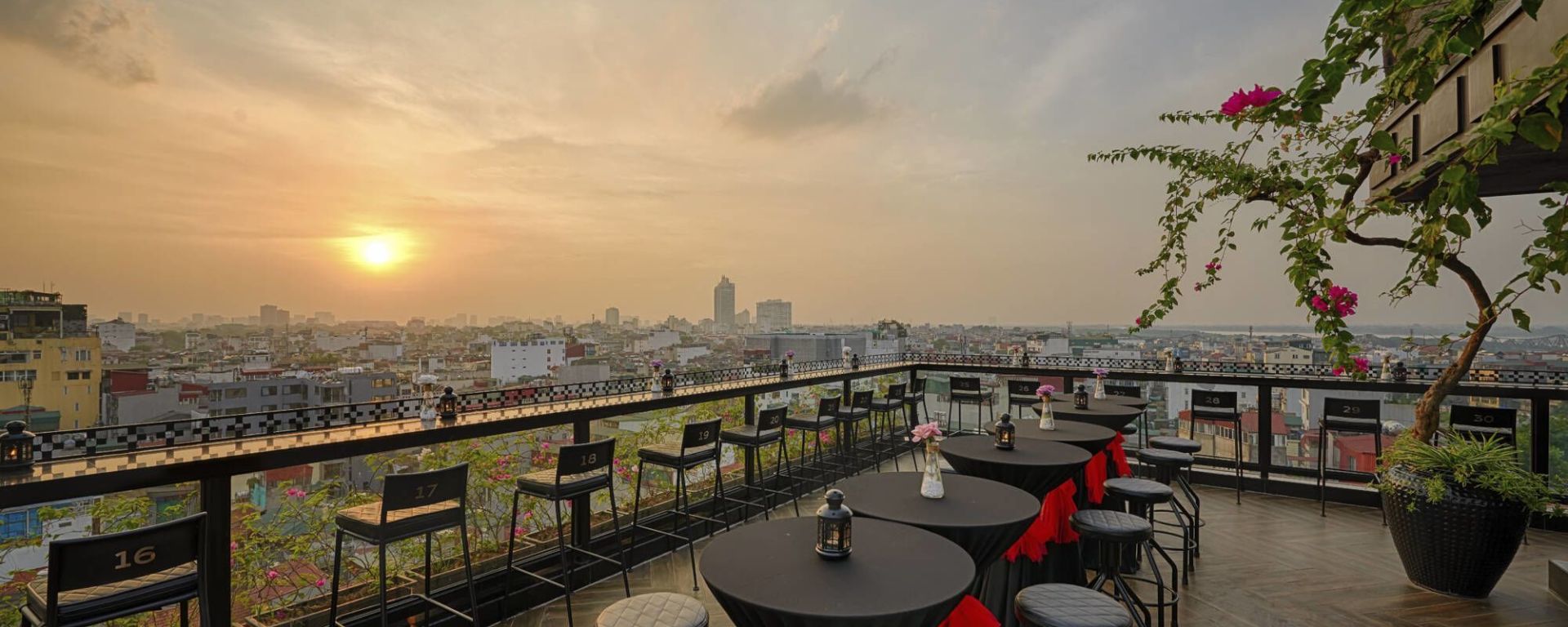 La Siesta Premium Hang Be à Hanoi: Lighthouse Sky Bar
