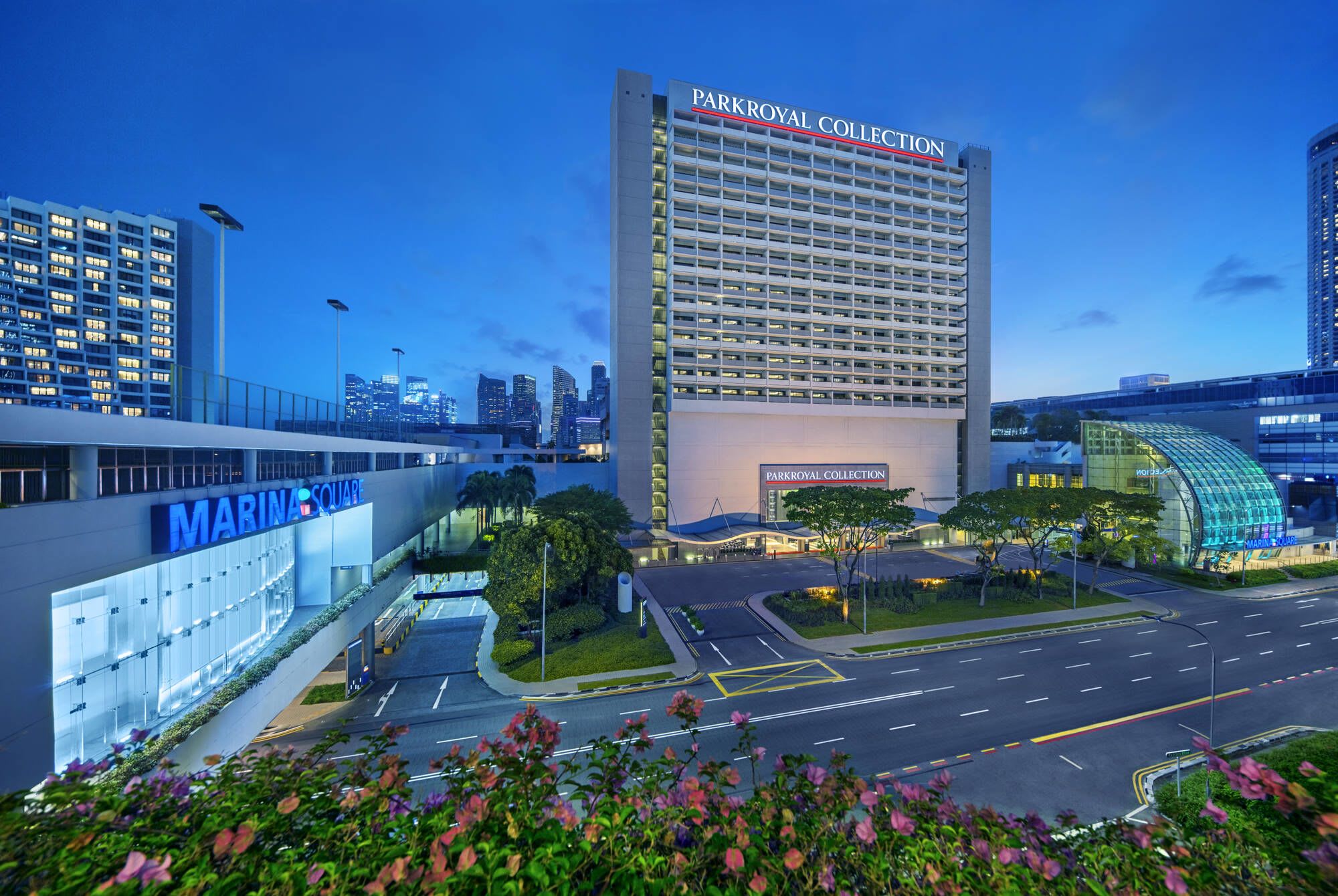 Parkroyal Collection Marina Bay in Singapur: Facade Night