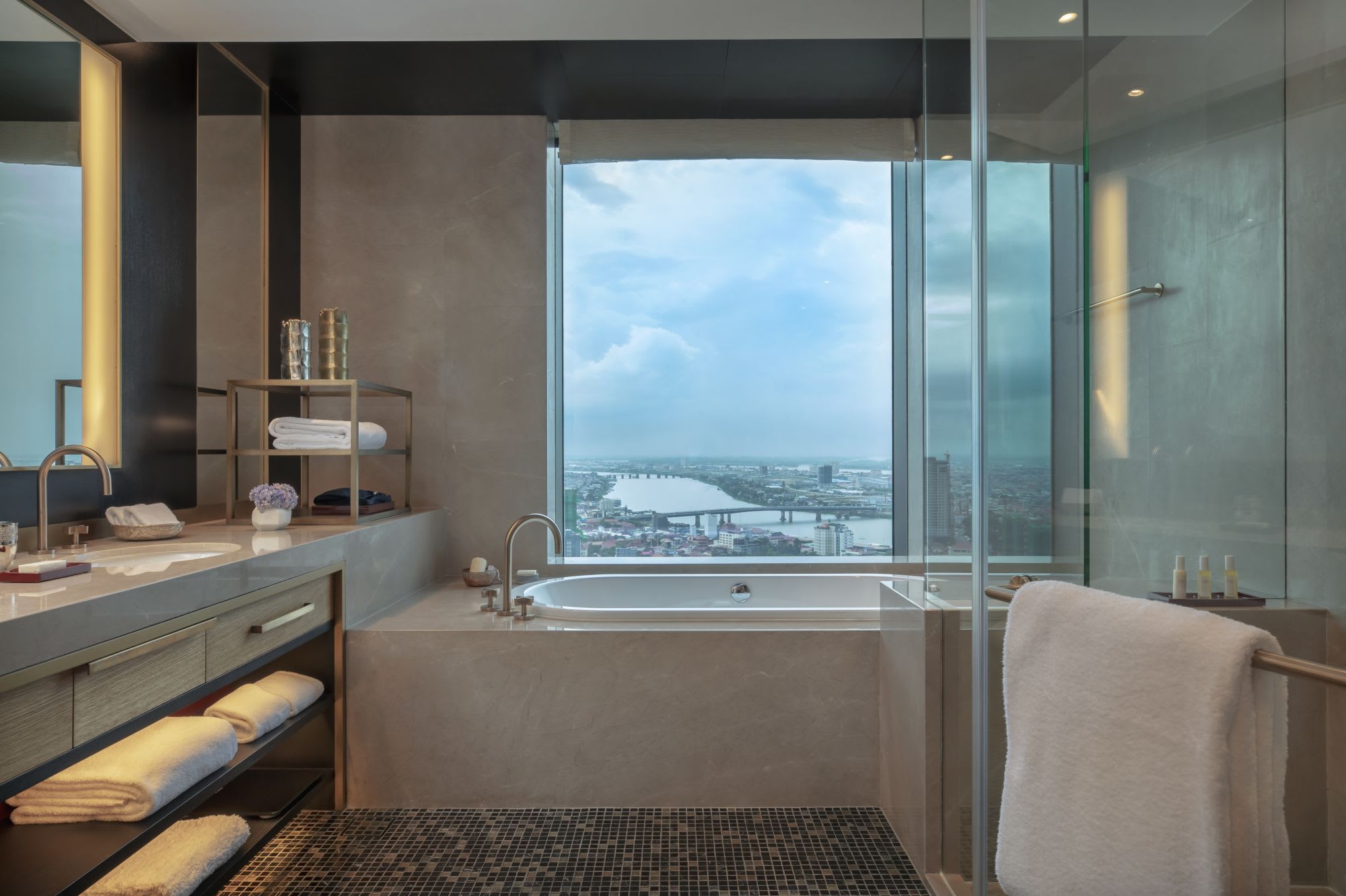 Rosewood Phnom Penh: Grand Premier | Bathroom